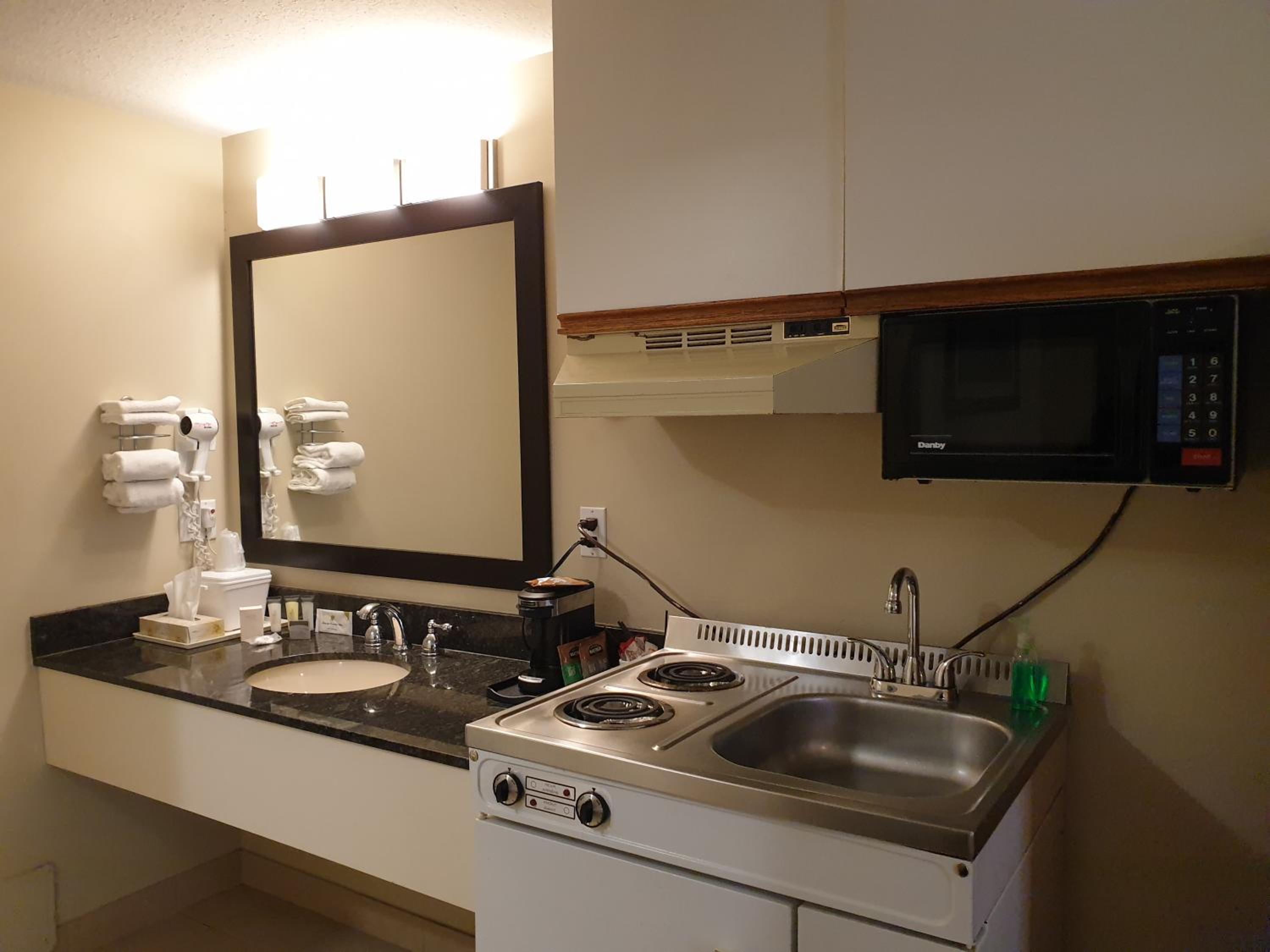 Queen Suite with Kitchenette - Photo 6