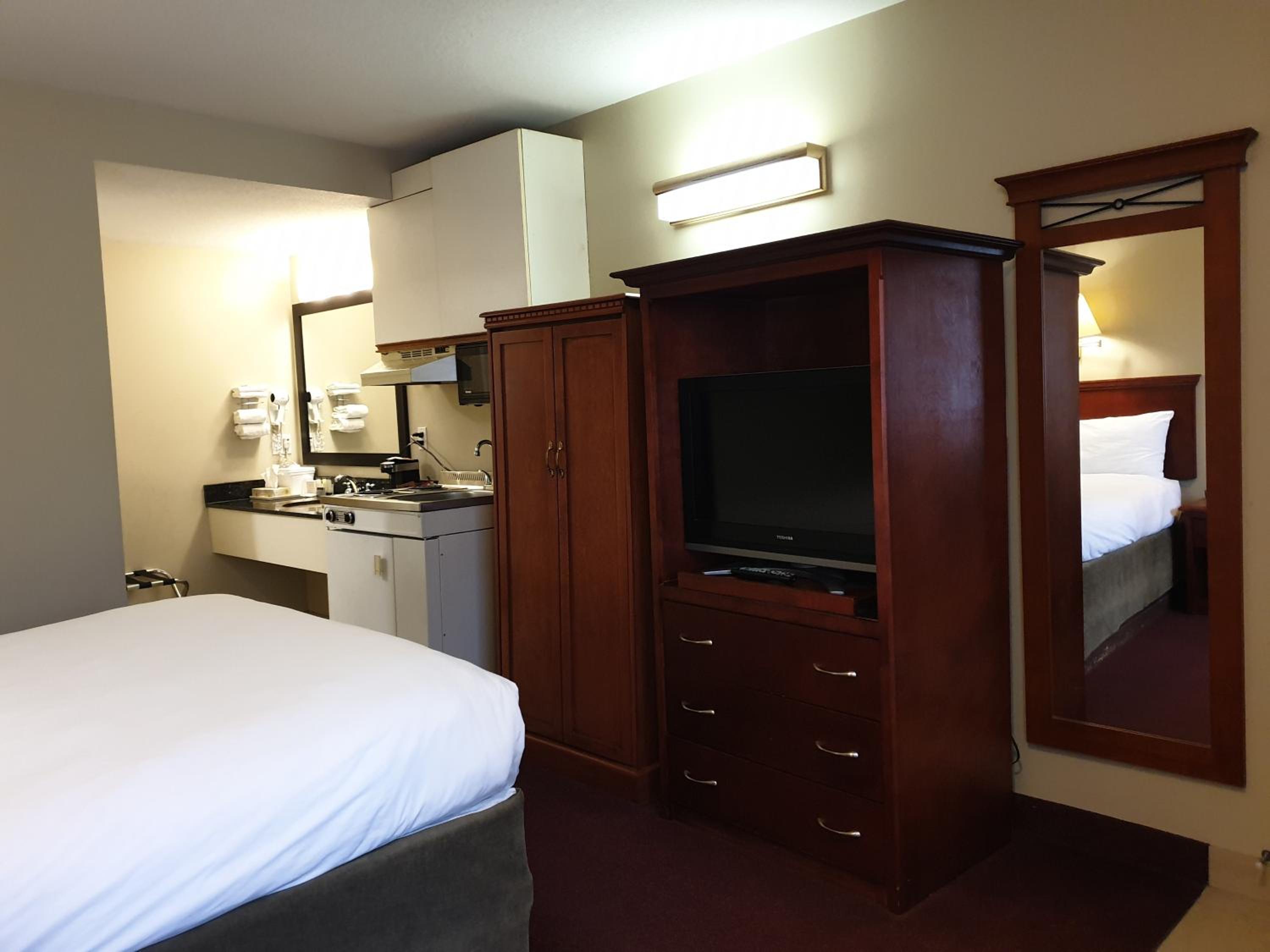 Queen Suite with Kitchenette - Photo 7