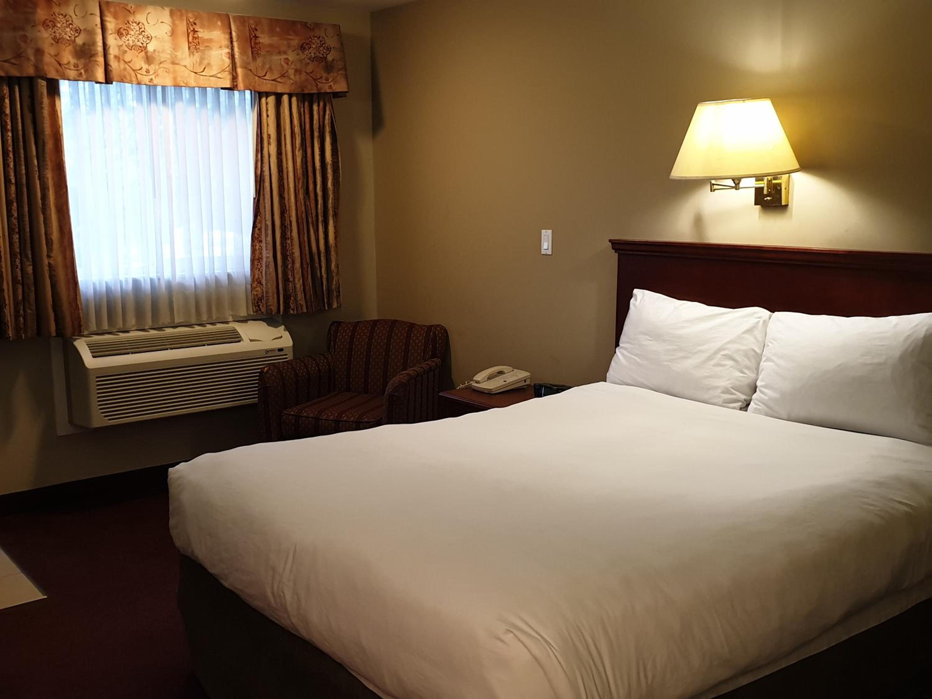 Queen Suite with Kitchenette - Photo 5
