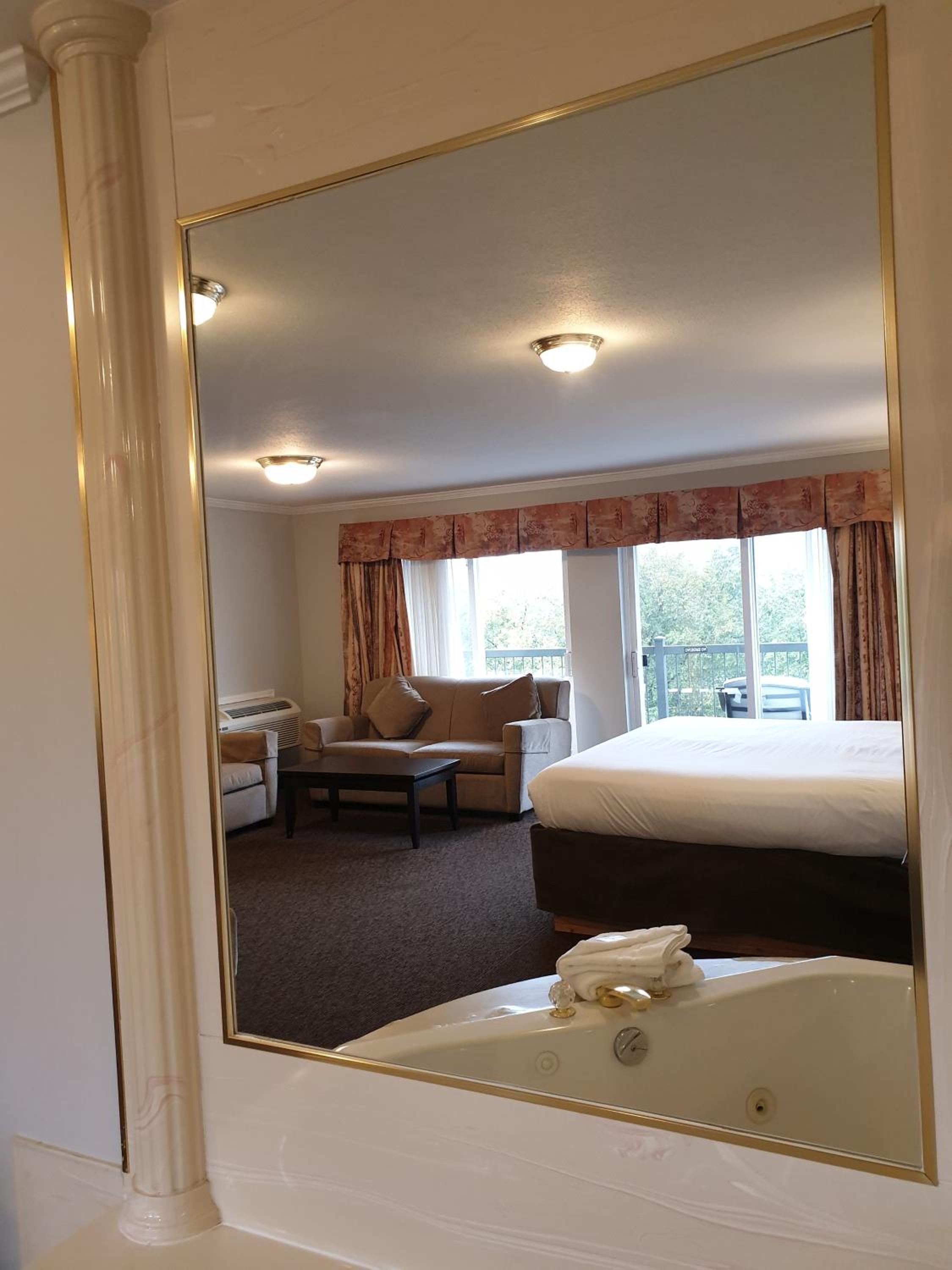 Jacuzzi King Room with Balcony  - Photo 6