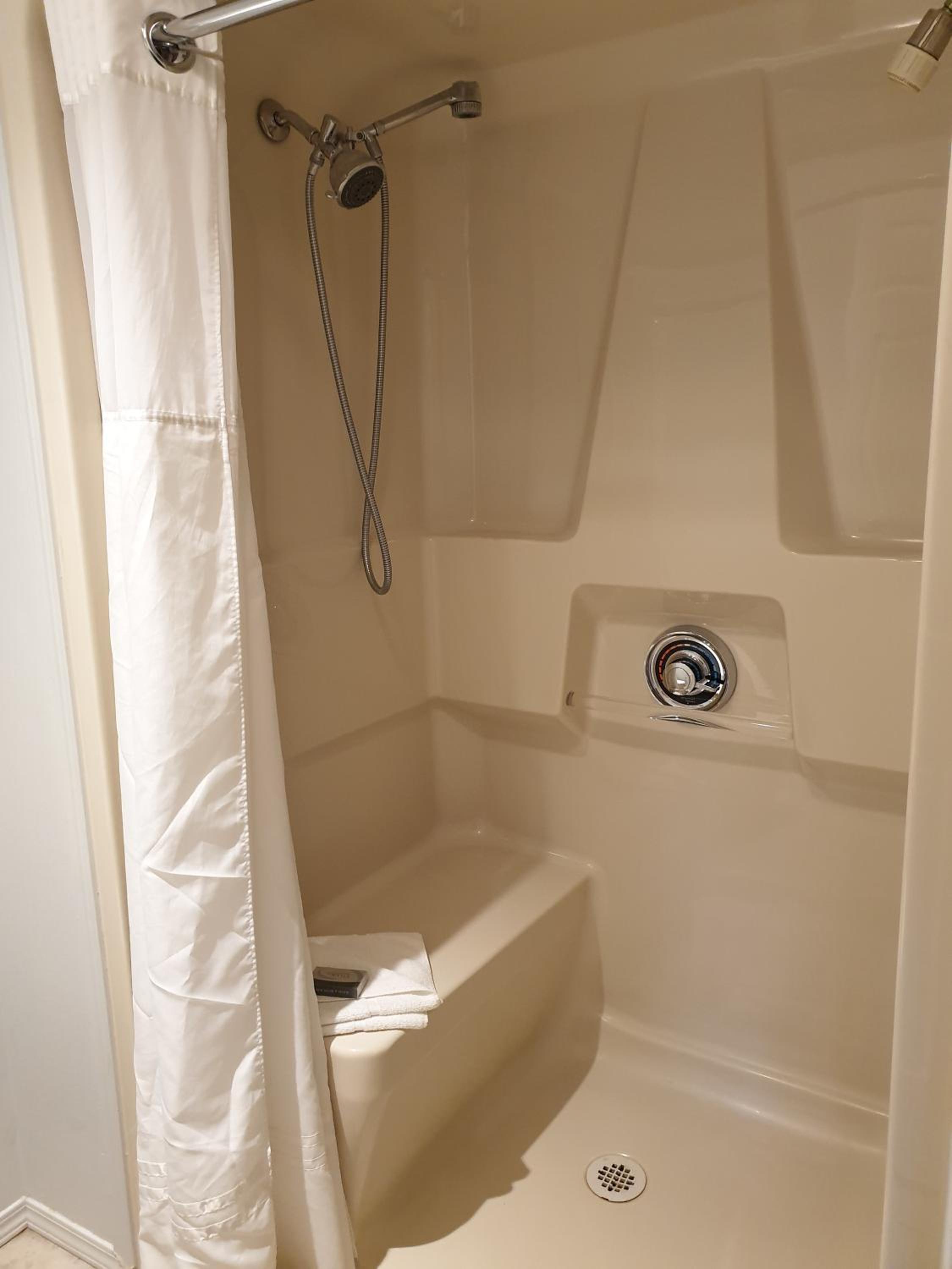 Jacuzzi King Room with Balcony  - Photo 4