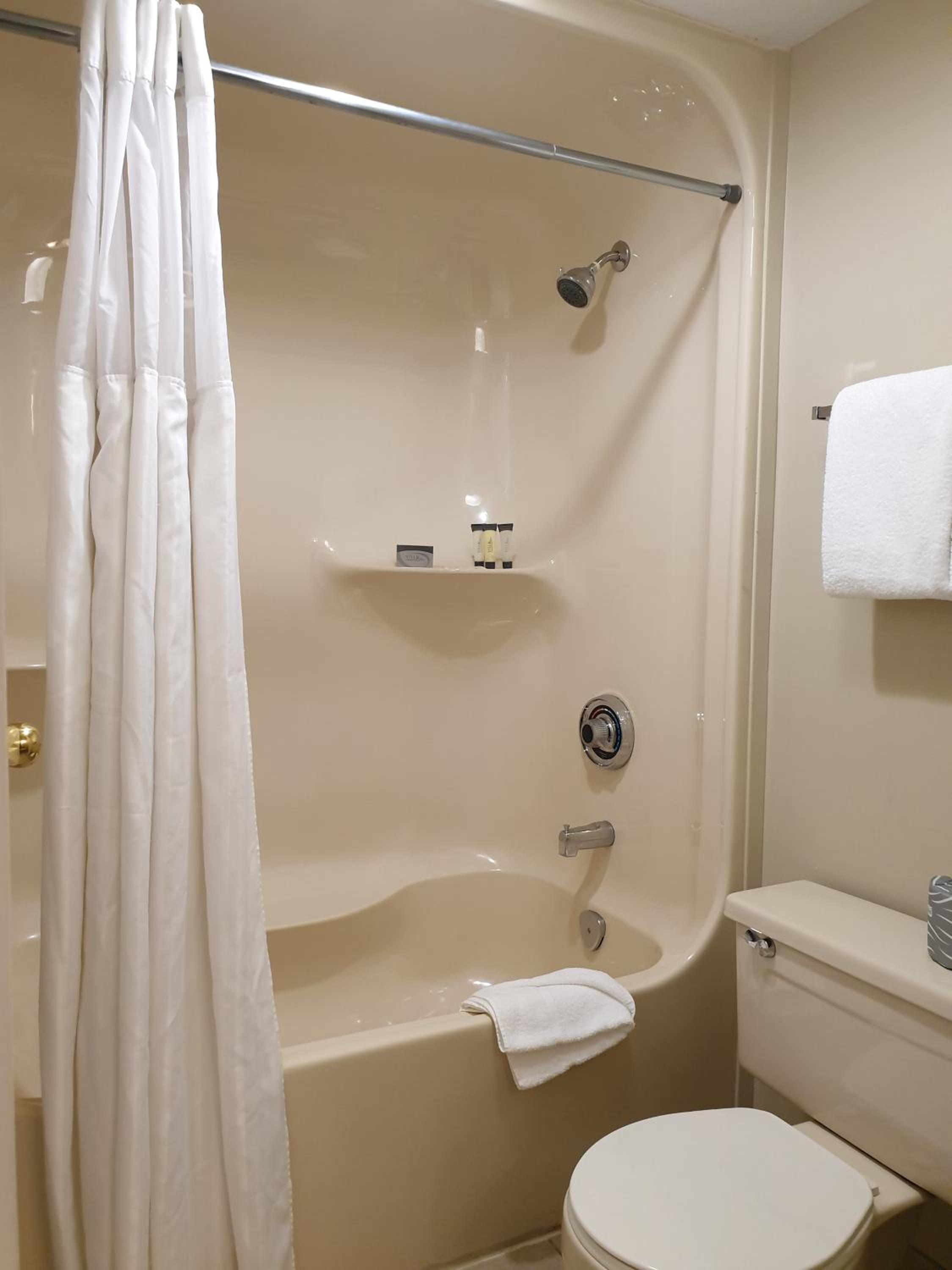 Queen Suite with Kitchenette - Photo 8