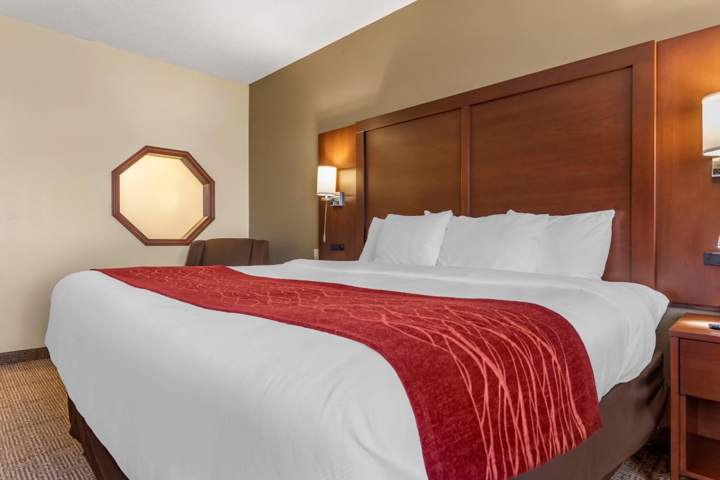 King Room - Accessible/Non-Smoking - Photo 2