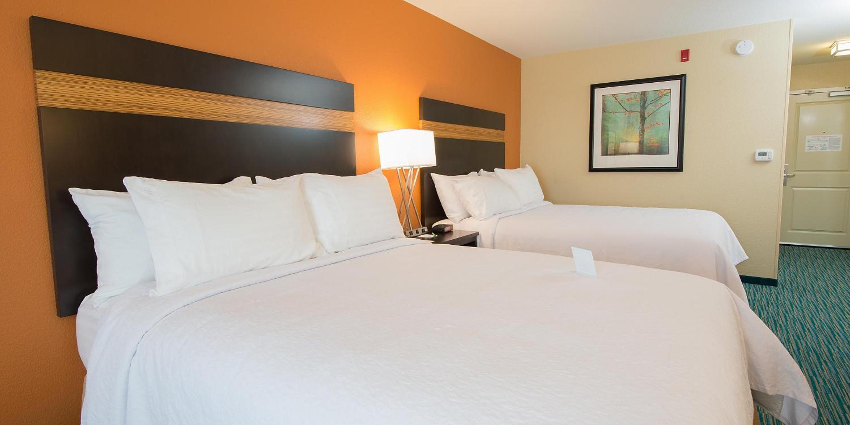 Standard Queen Room with Two Queen Beds and Mobility Accessible Tub photo 1