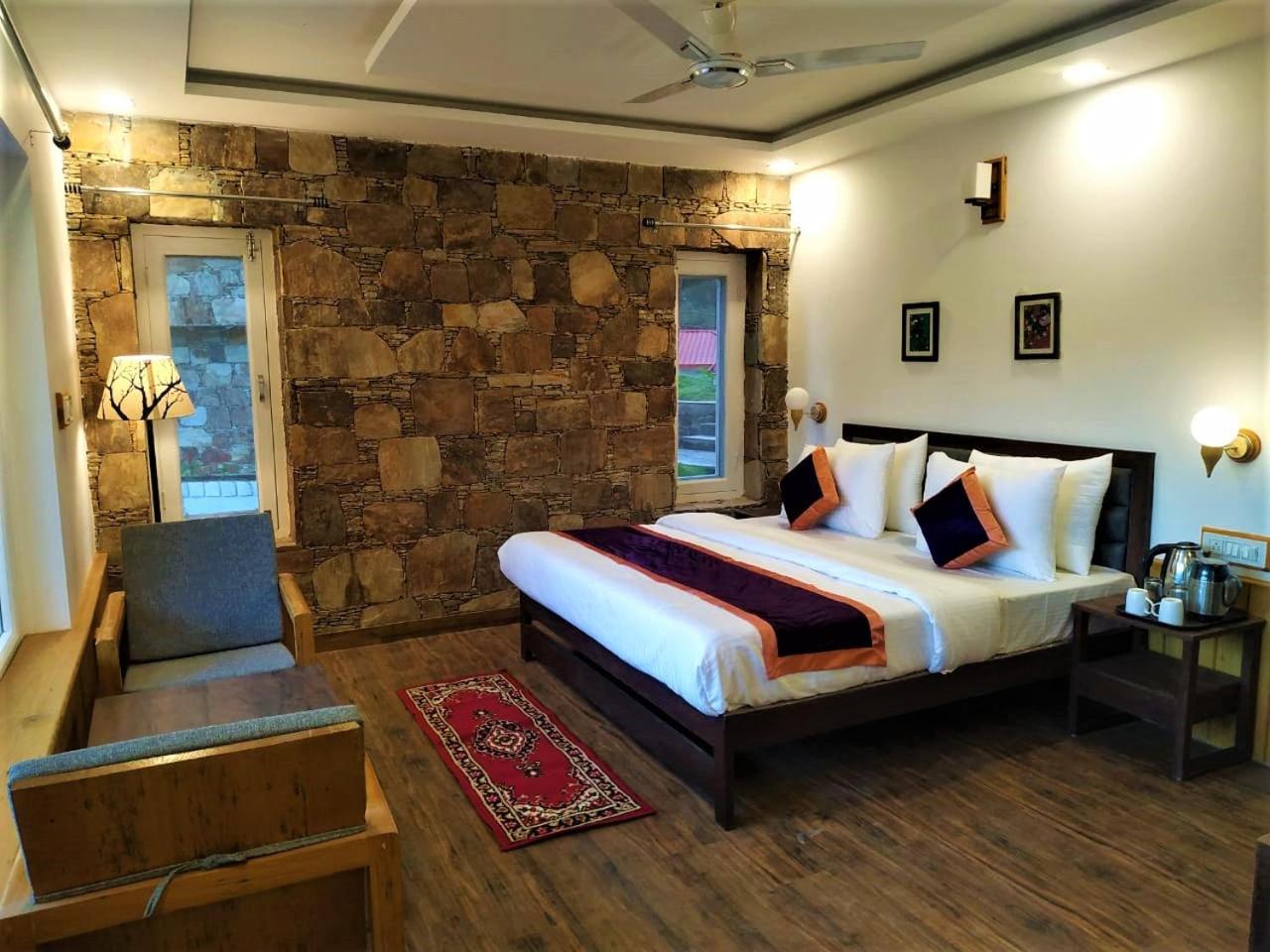 Deluxe Double Room with Balcony - Photo 19