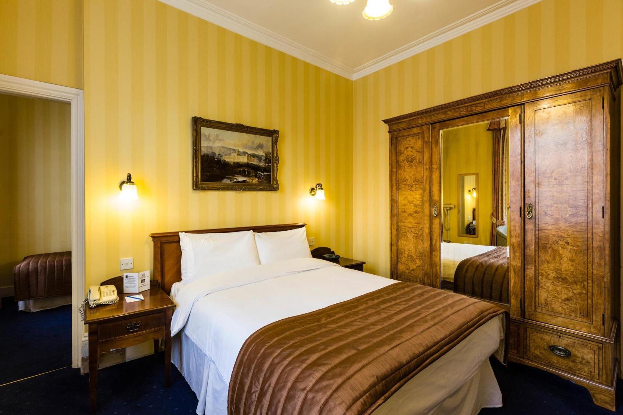 Family Room with Double and Single Beds - Non-Smoking photo 2