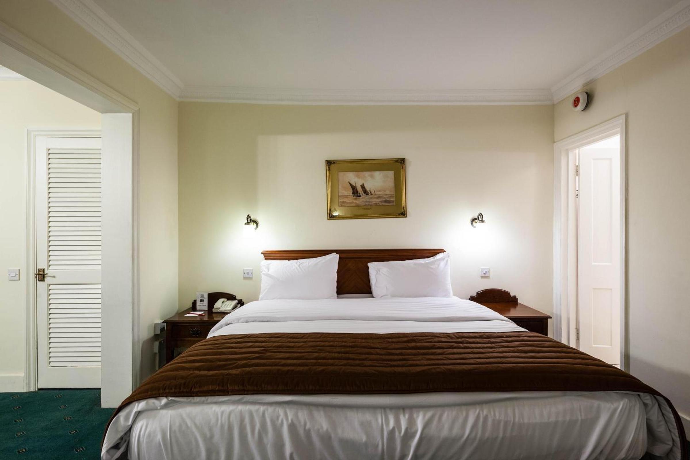 Family Room with One Double Bed and Two Single Beds - Non-Smoking photo 1