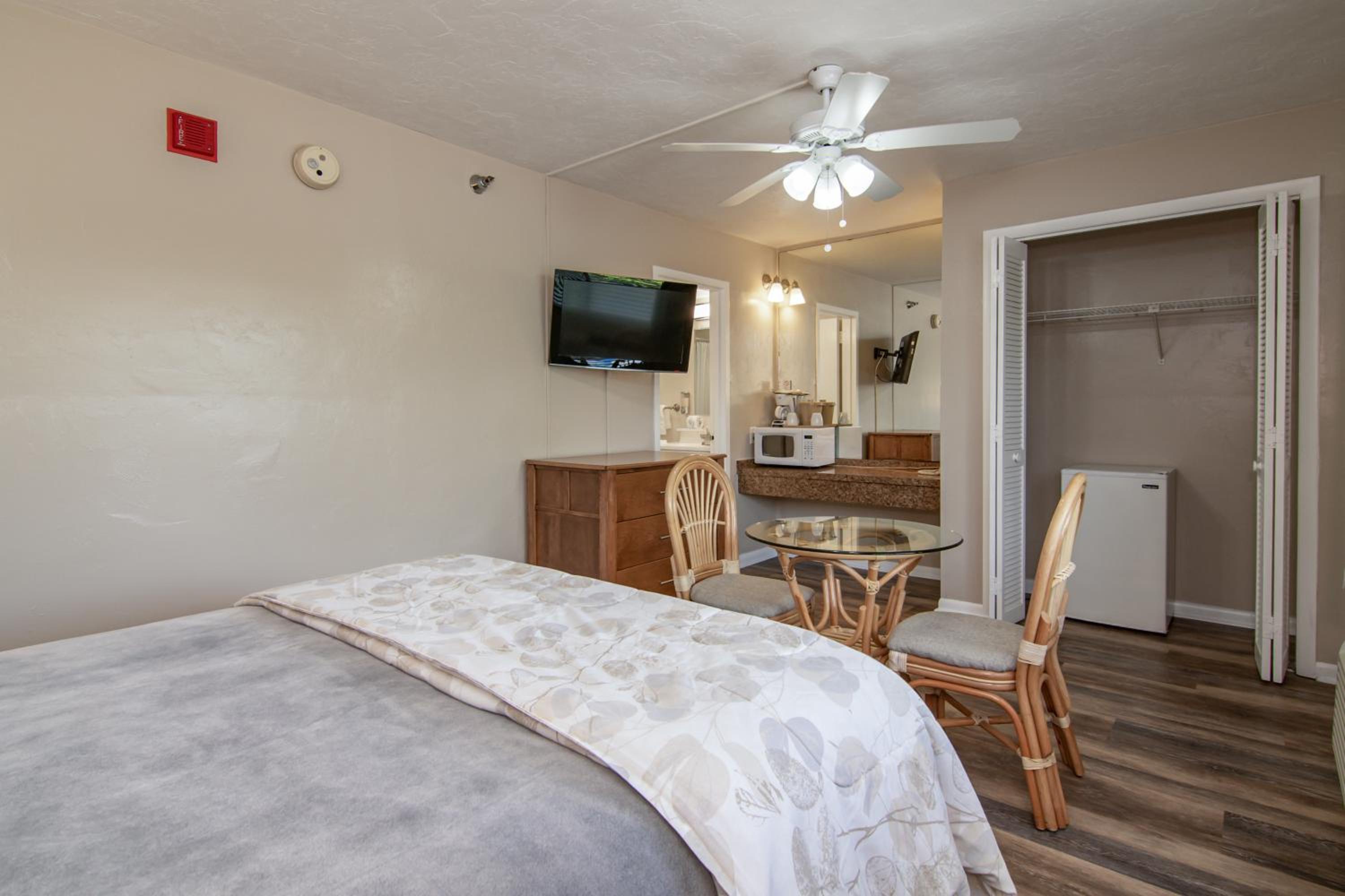 Queen Bed Room - Photo 5