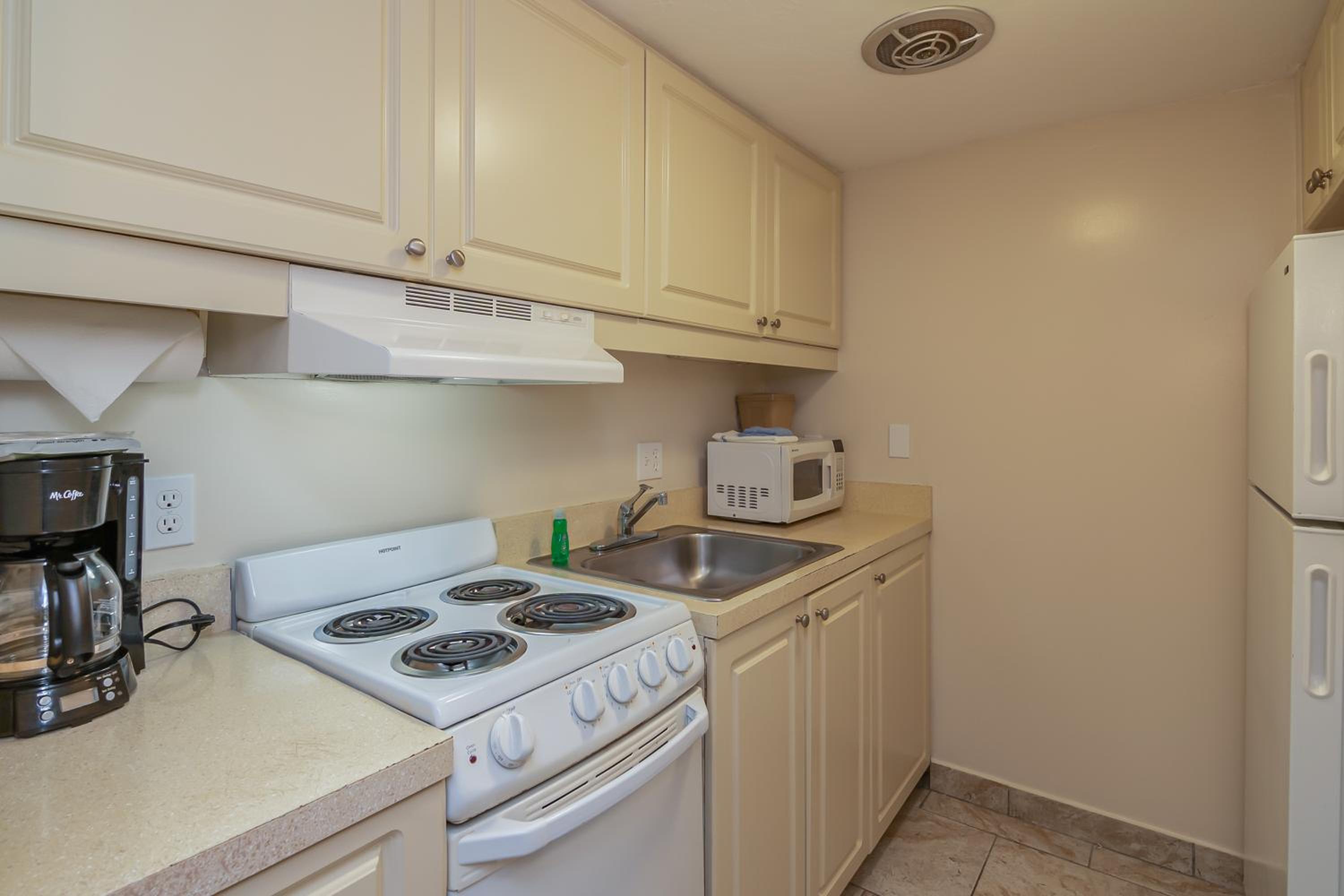 Queen Bed Room with Kitchenette - Photo 5