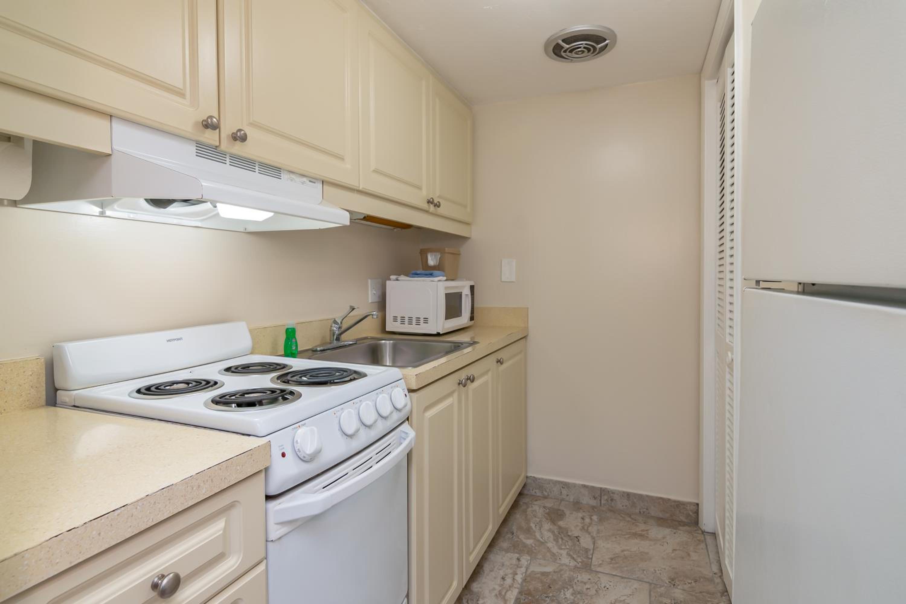 King Room with Kitchenette - Photo 4