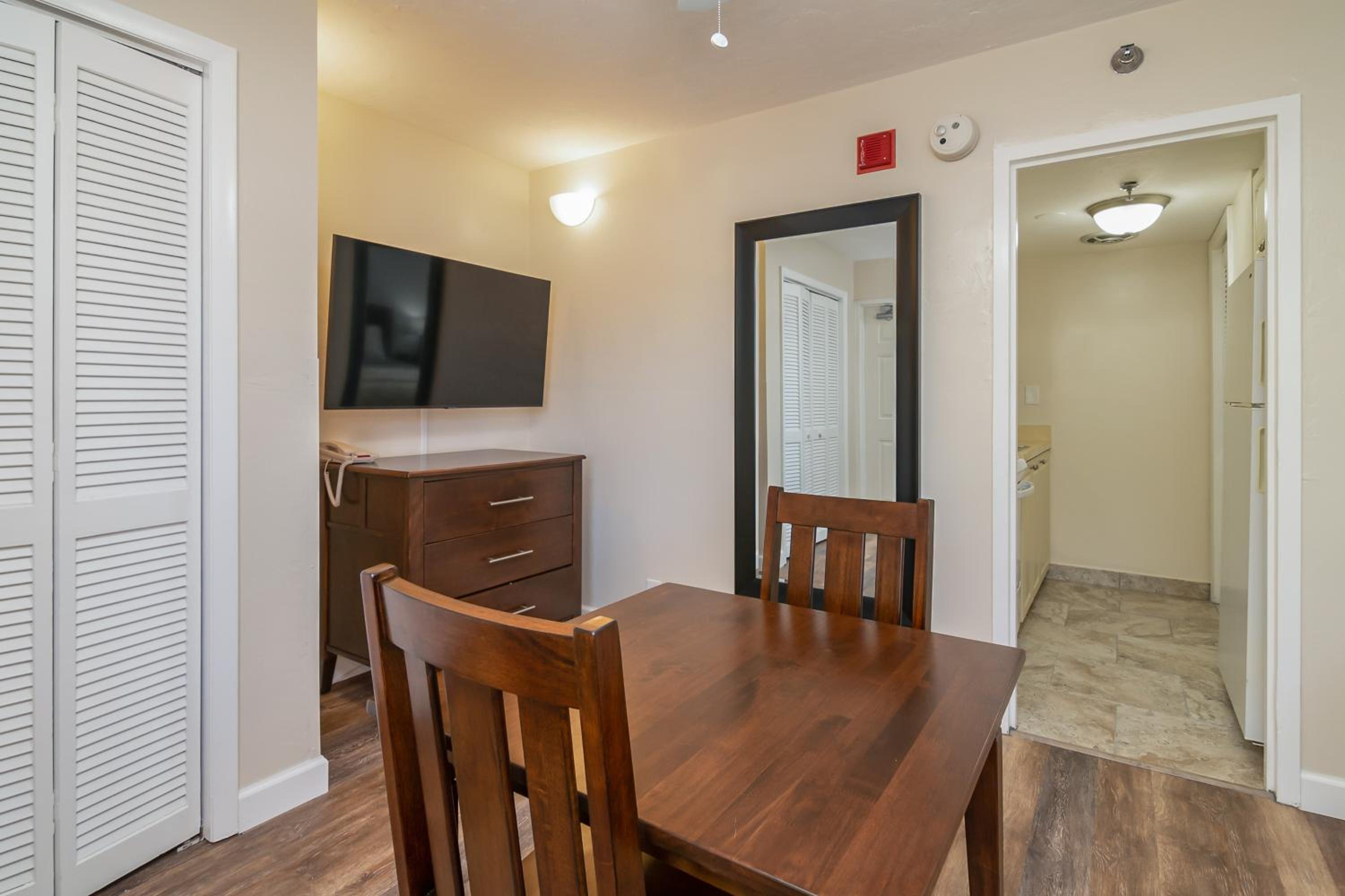 King Room with Kitchenette - Photo 3