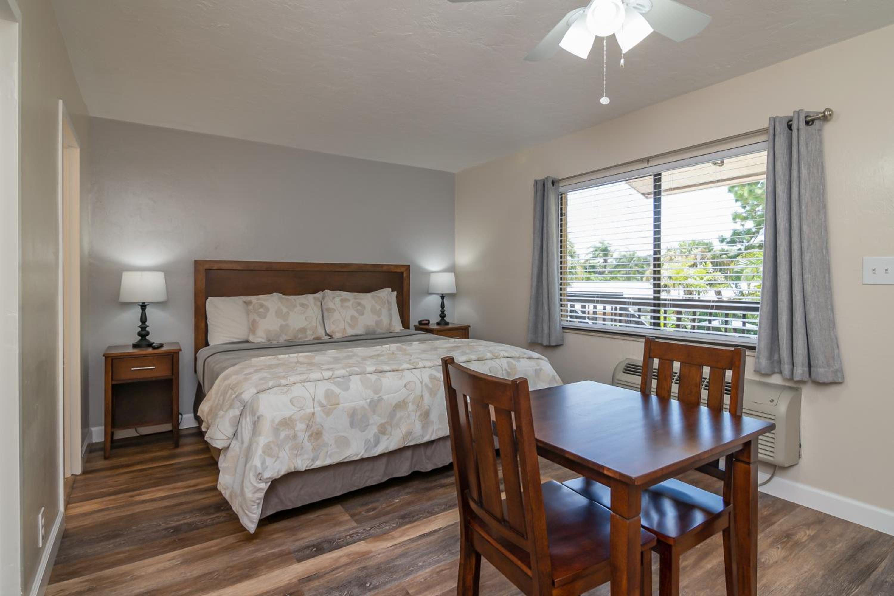 King Room with Kitchenette - Photo 2