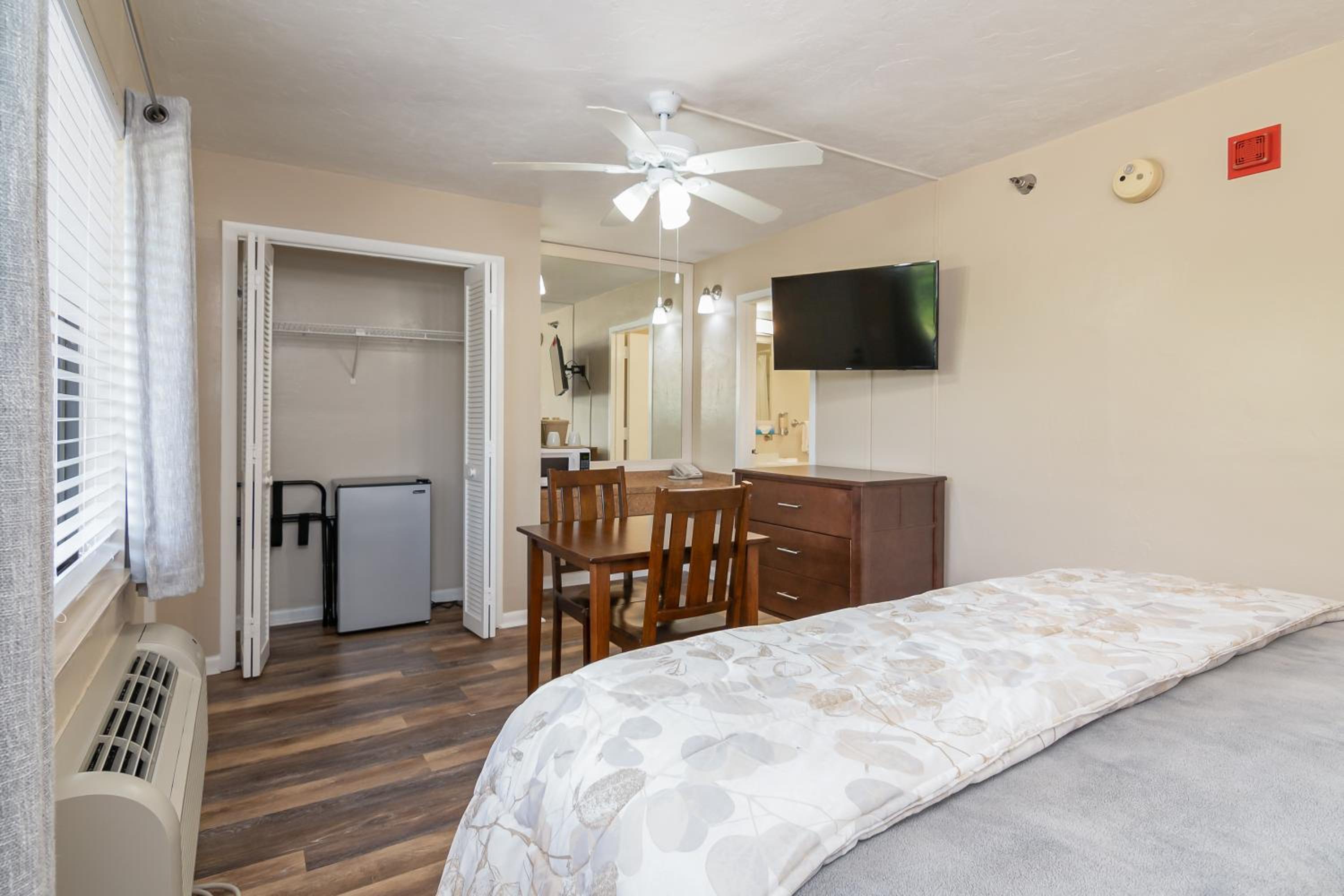 KING BED ROOM - Photo 4