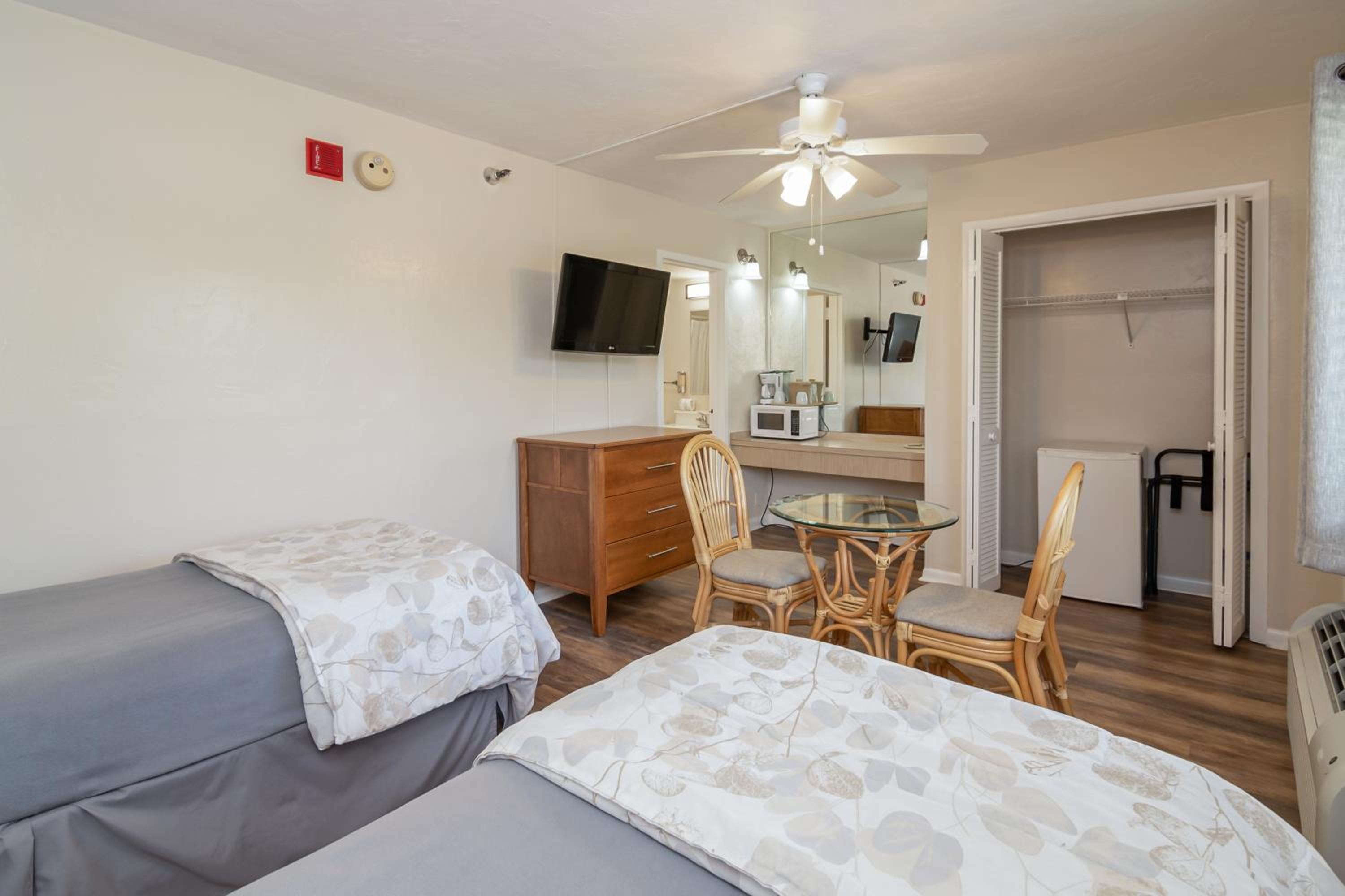 Two Twin Beds Room - Photo 2