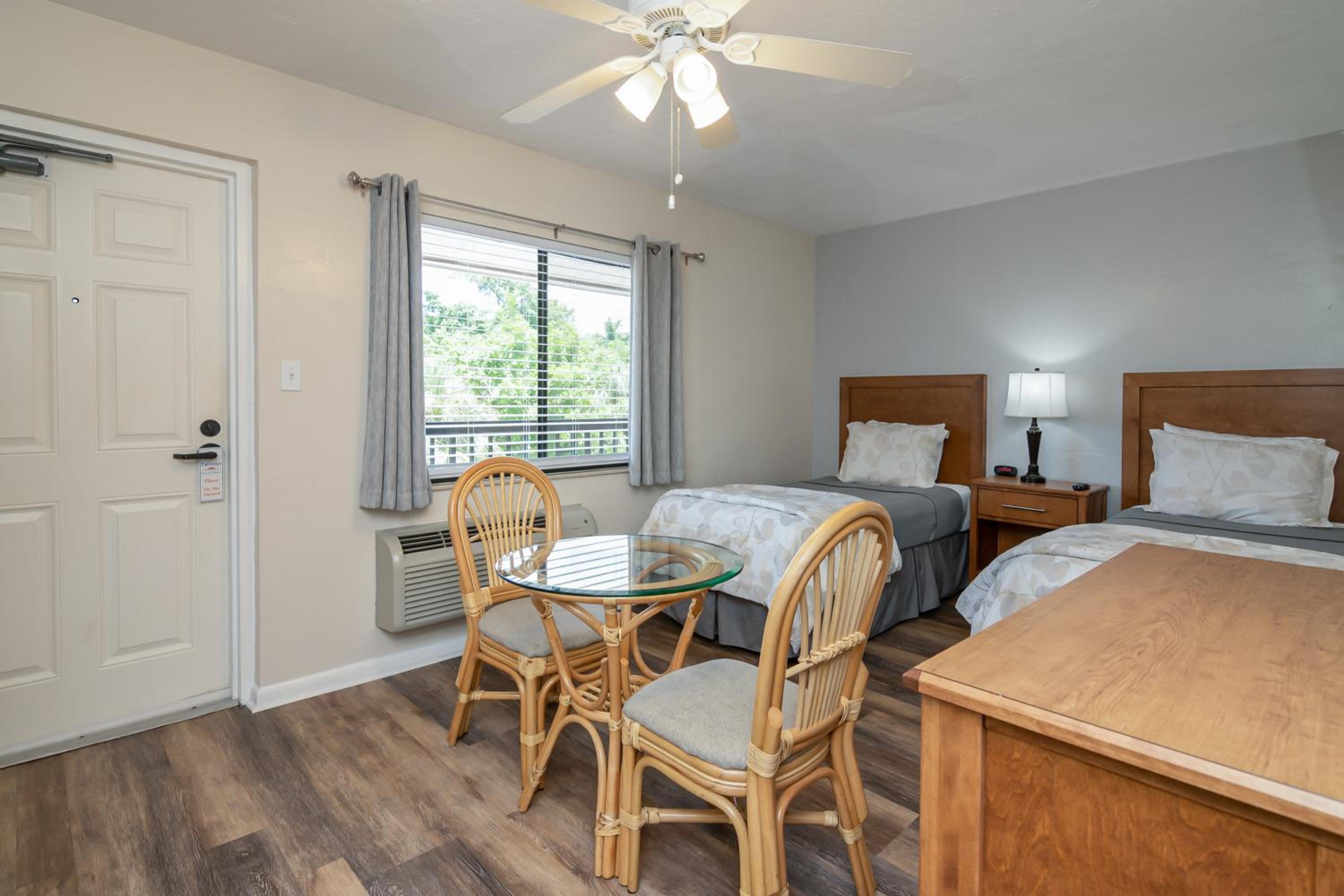 Two Twin Beds Room - Photo 5