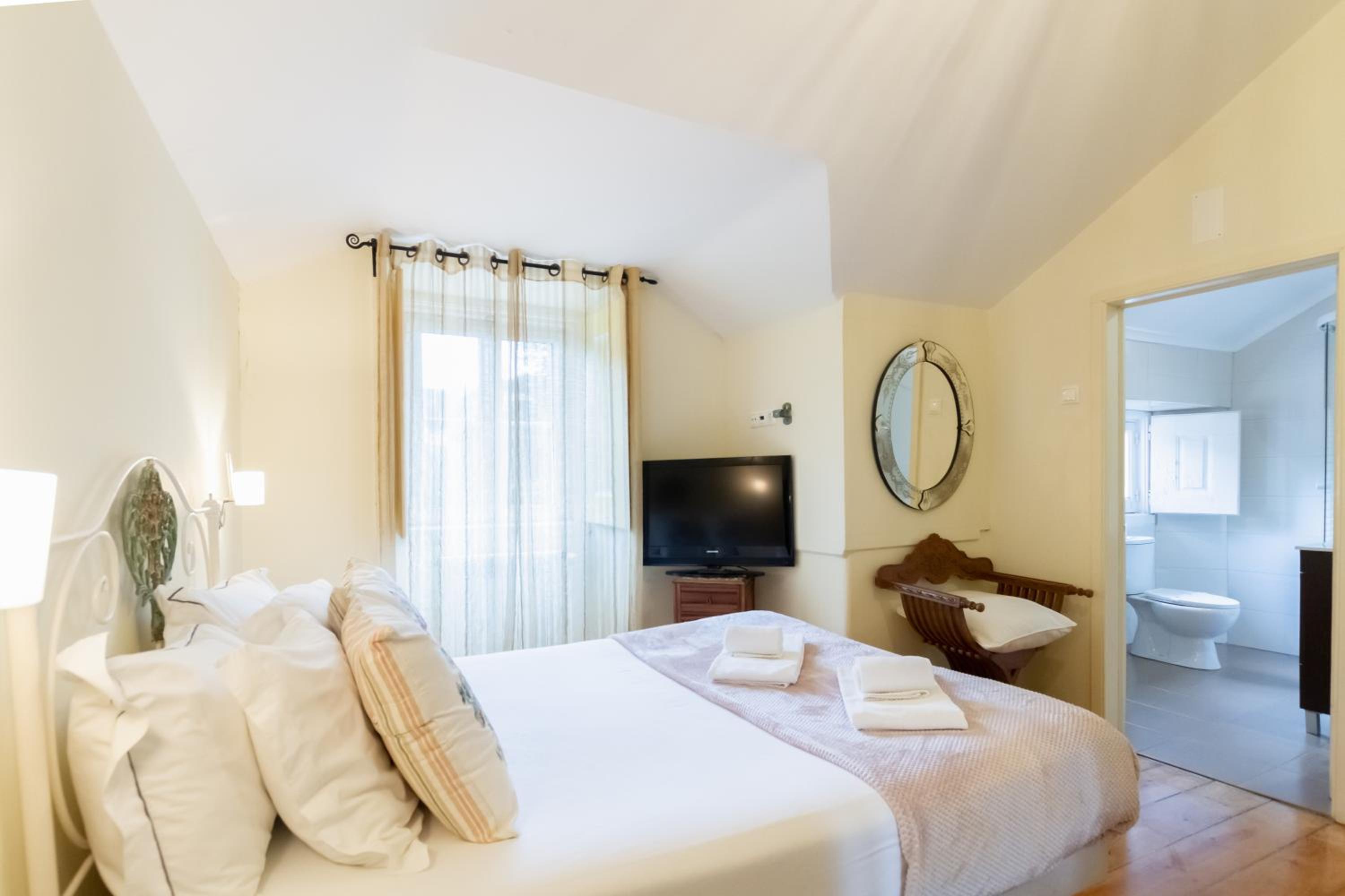 Double or Twin Room - Photo 13