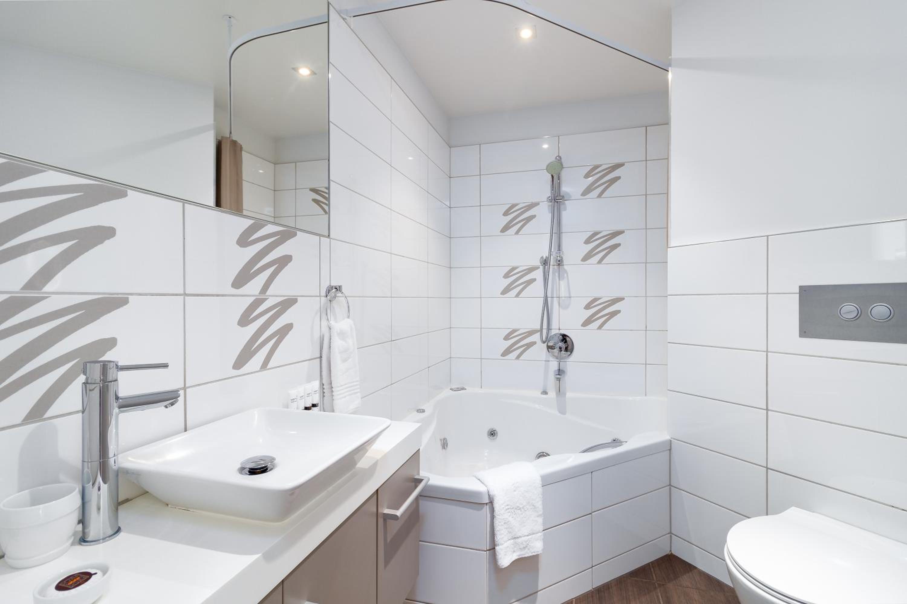 Deluxe King Spa Studio - Photo 13