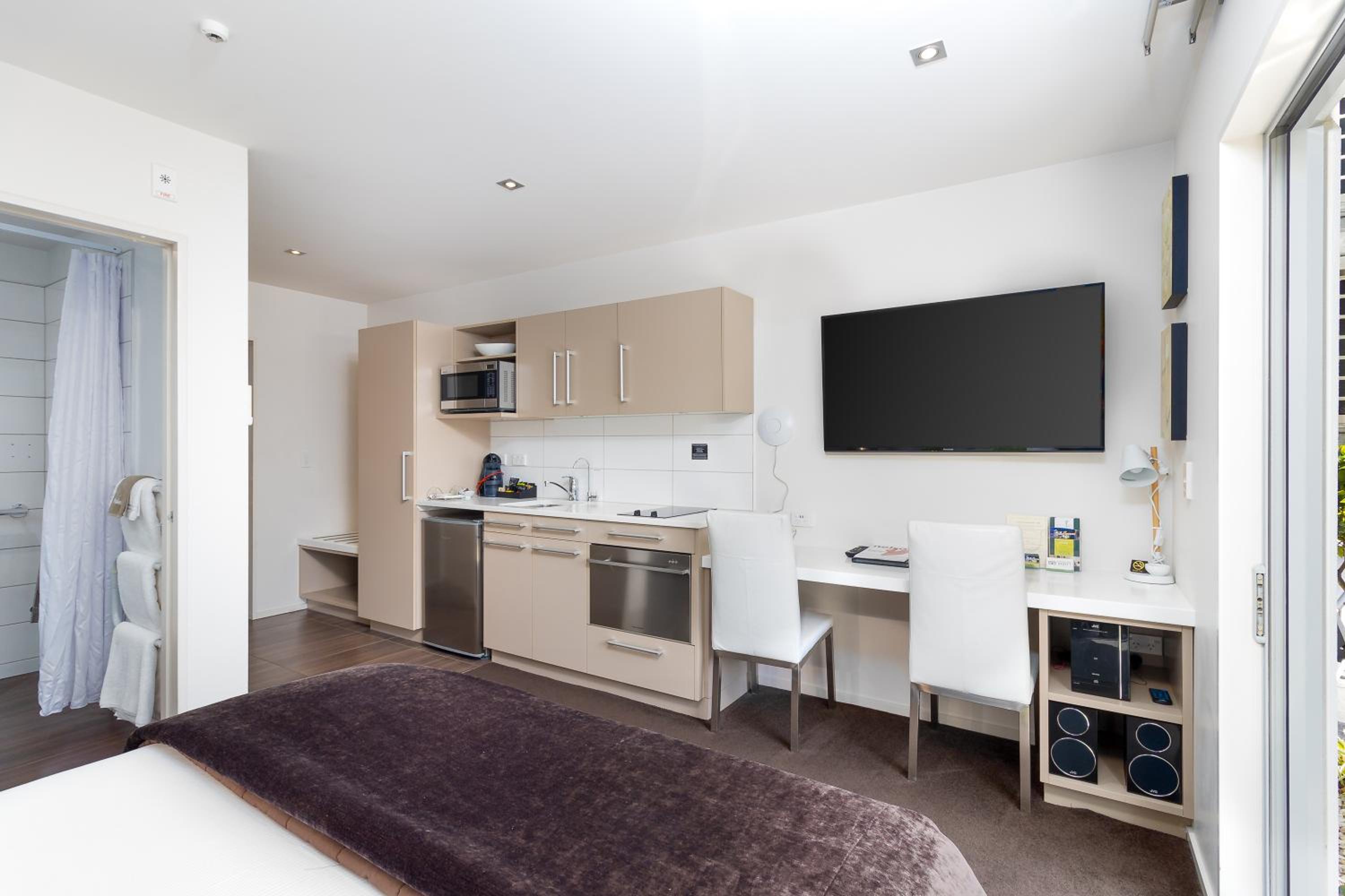 Standard Queen Studio – Disabled Access - Photo 12