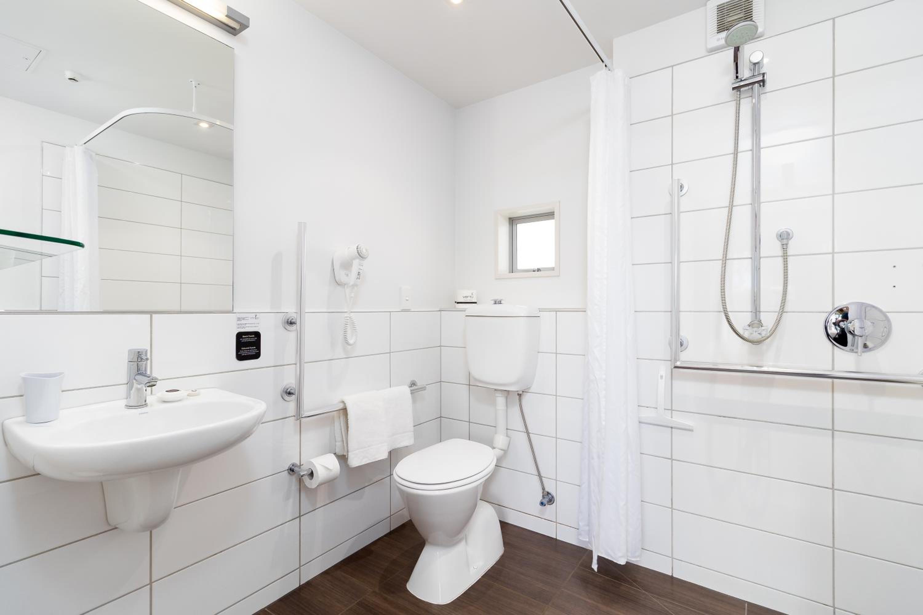 Standard Queen Studio – Disabled Access - Photo 16