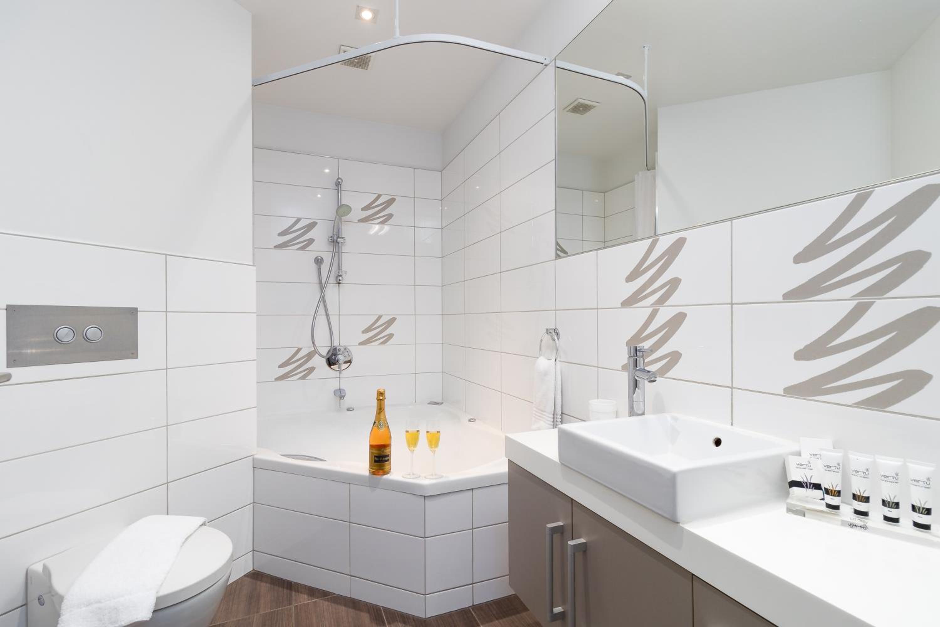 Deluxe King Spa Studio - Photo 19