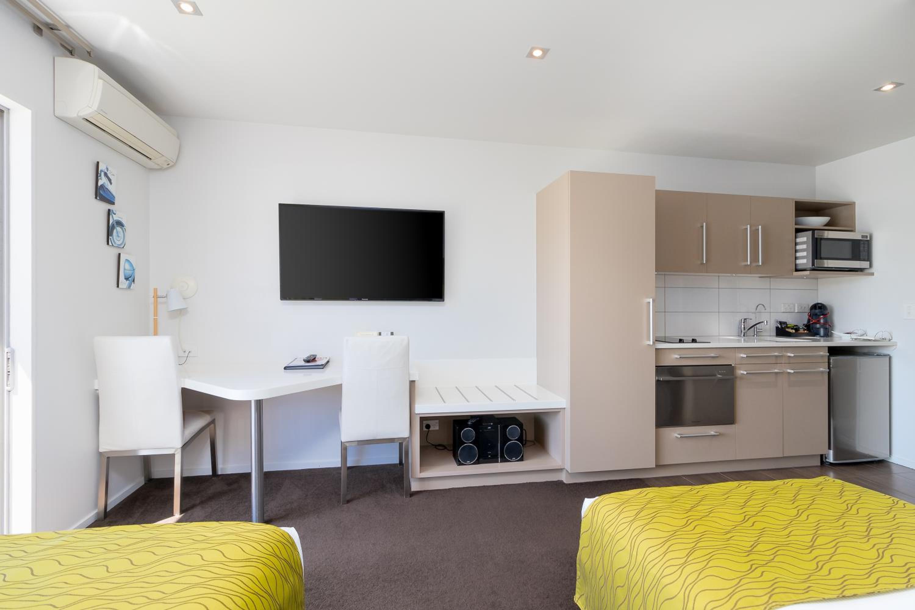 Executive Twin Spa Studio - Photo 10
