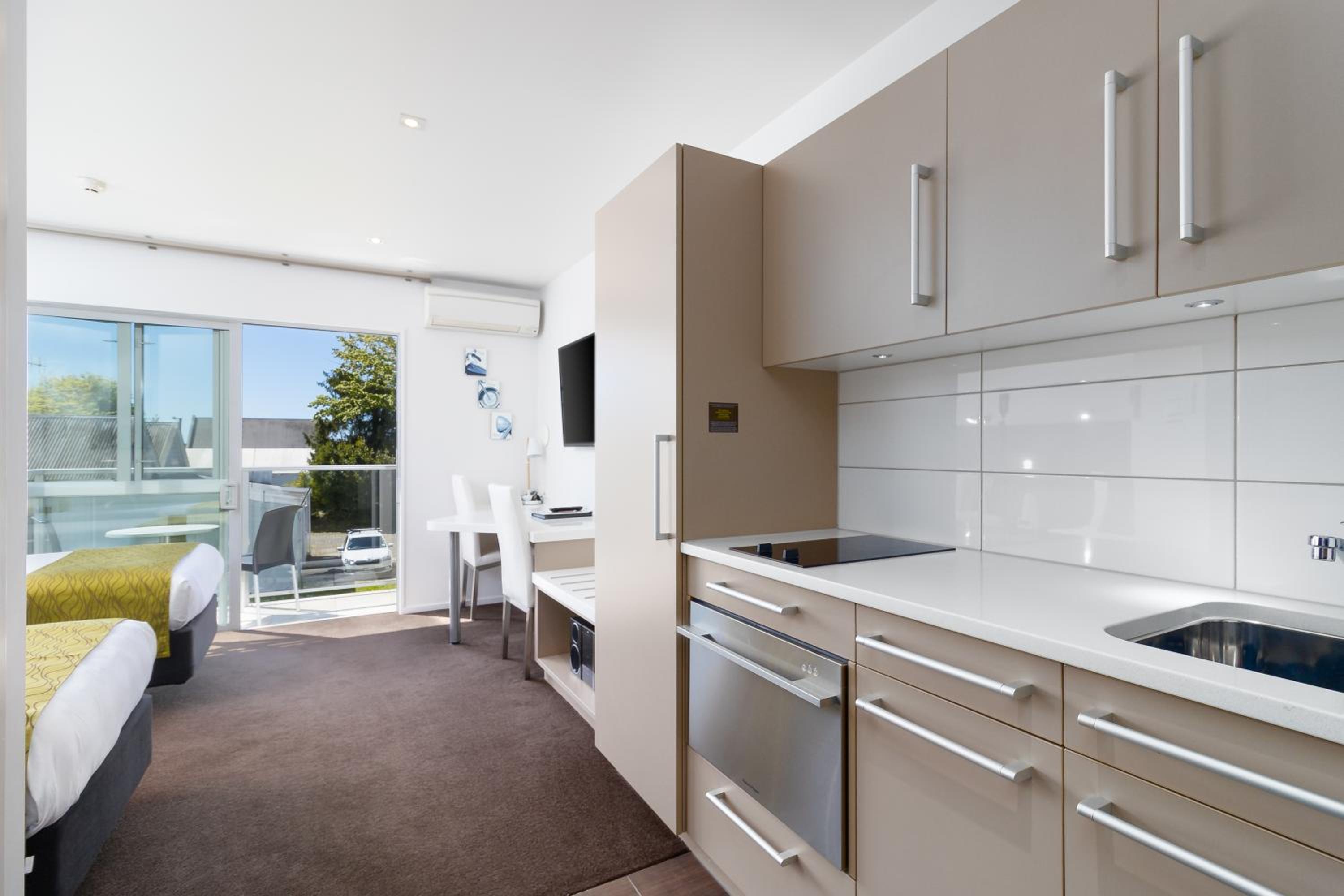 Executive Twin Spa Studio - Photo 23