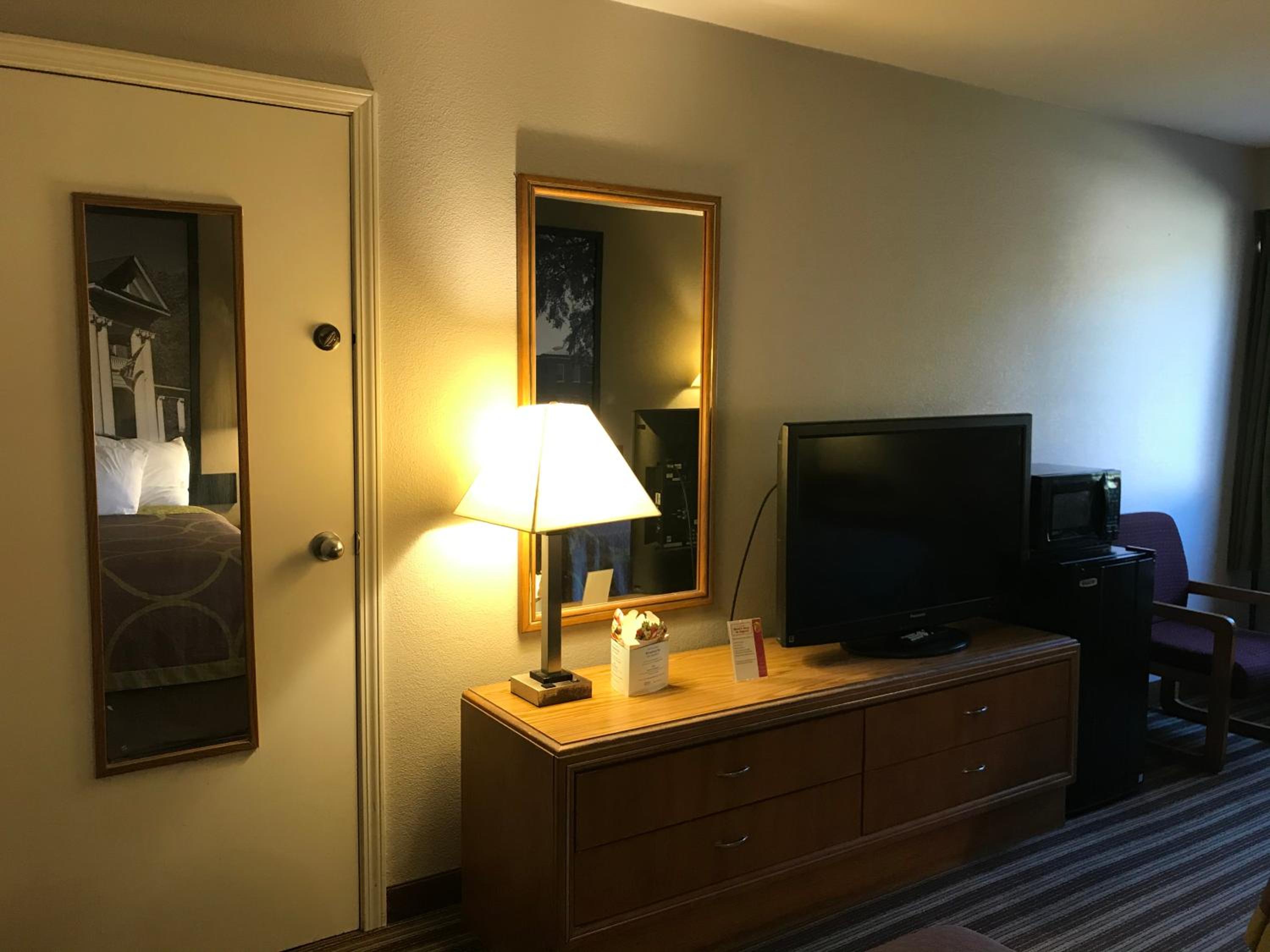 Queen Room with Two Queen Beds - Non-Smoking - Photo 3