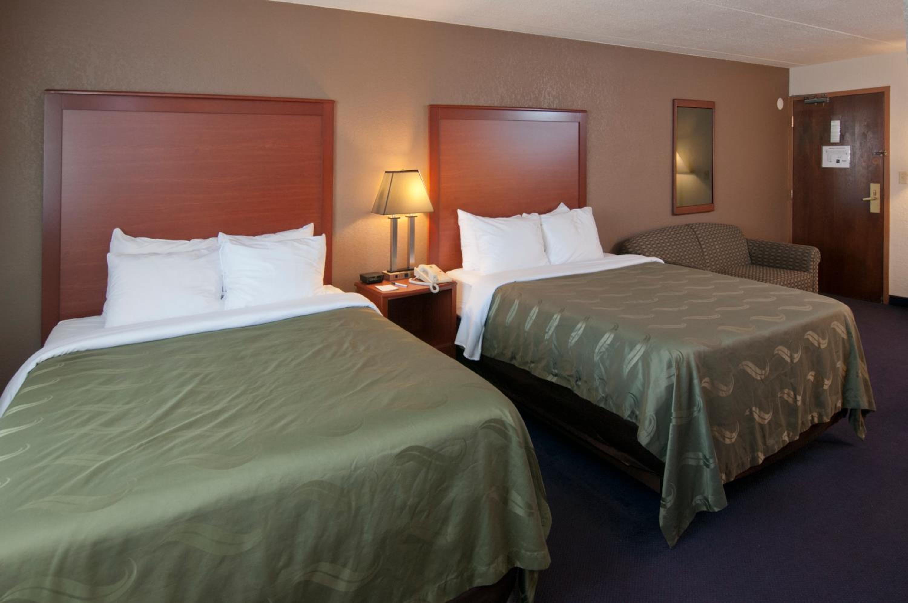 Queen Room with Two Queen Beds - Non-Smoking - Photo 5