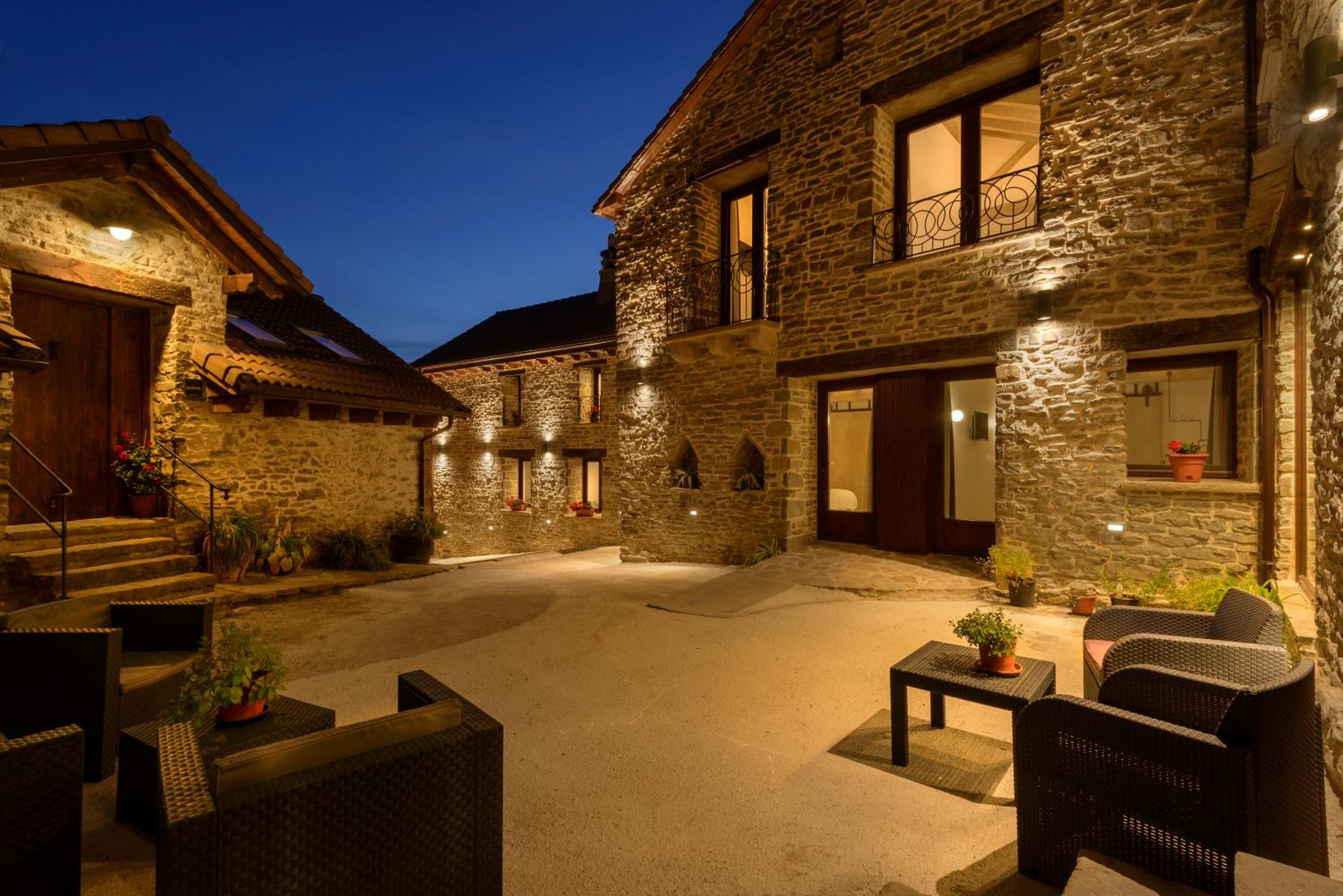 Five-Bedroom House photo 2