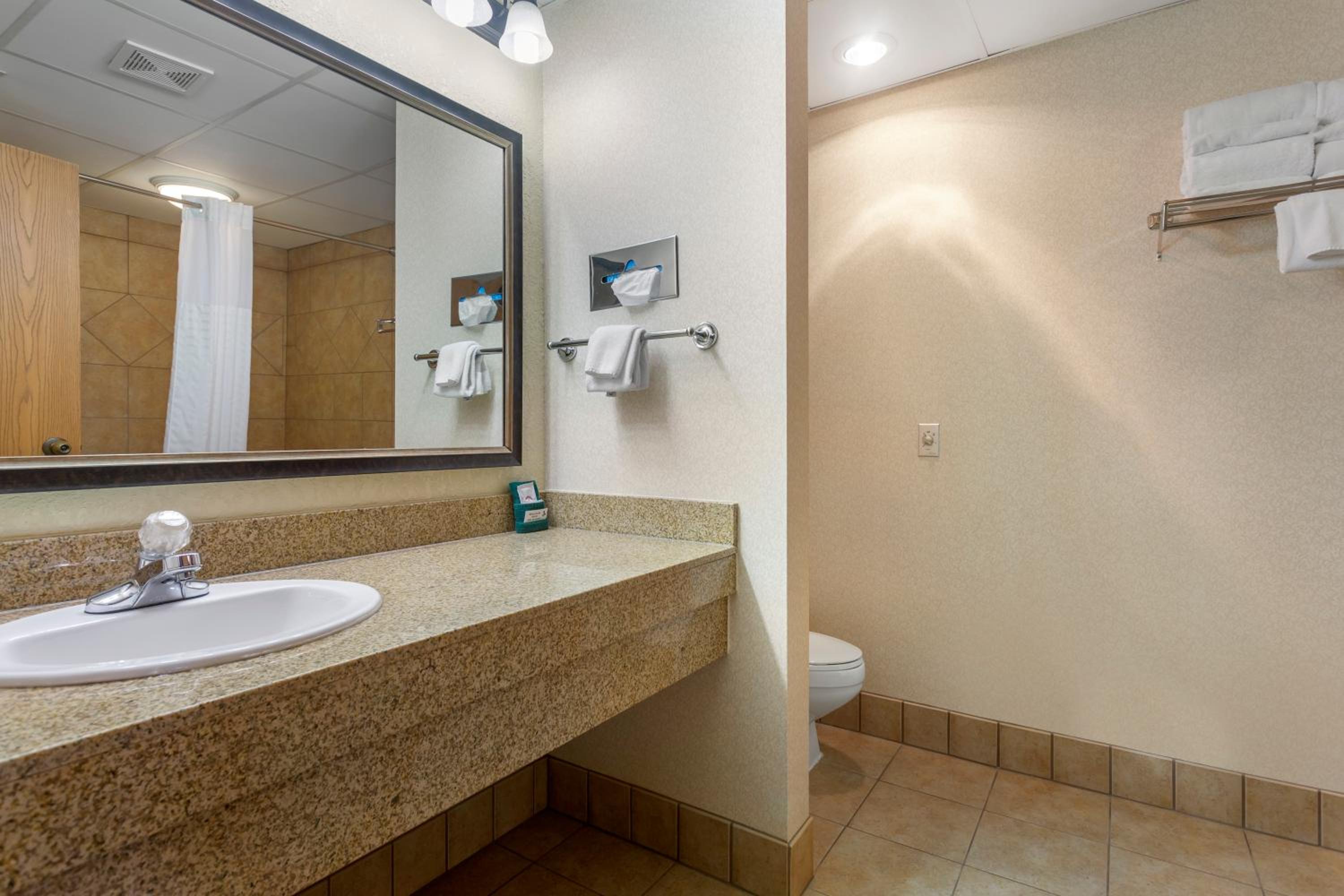 King Suite with Whirlpool - Non-Smoking - Photo 5