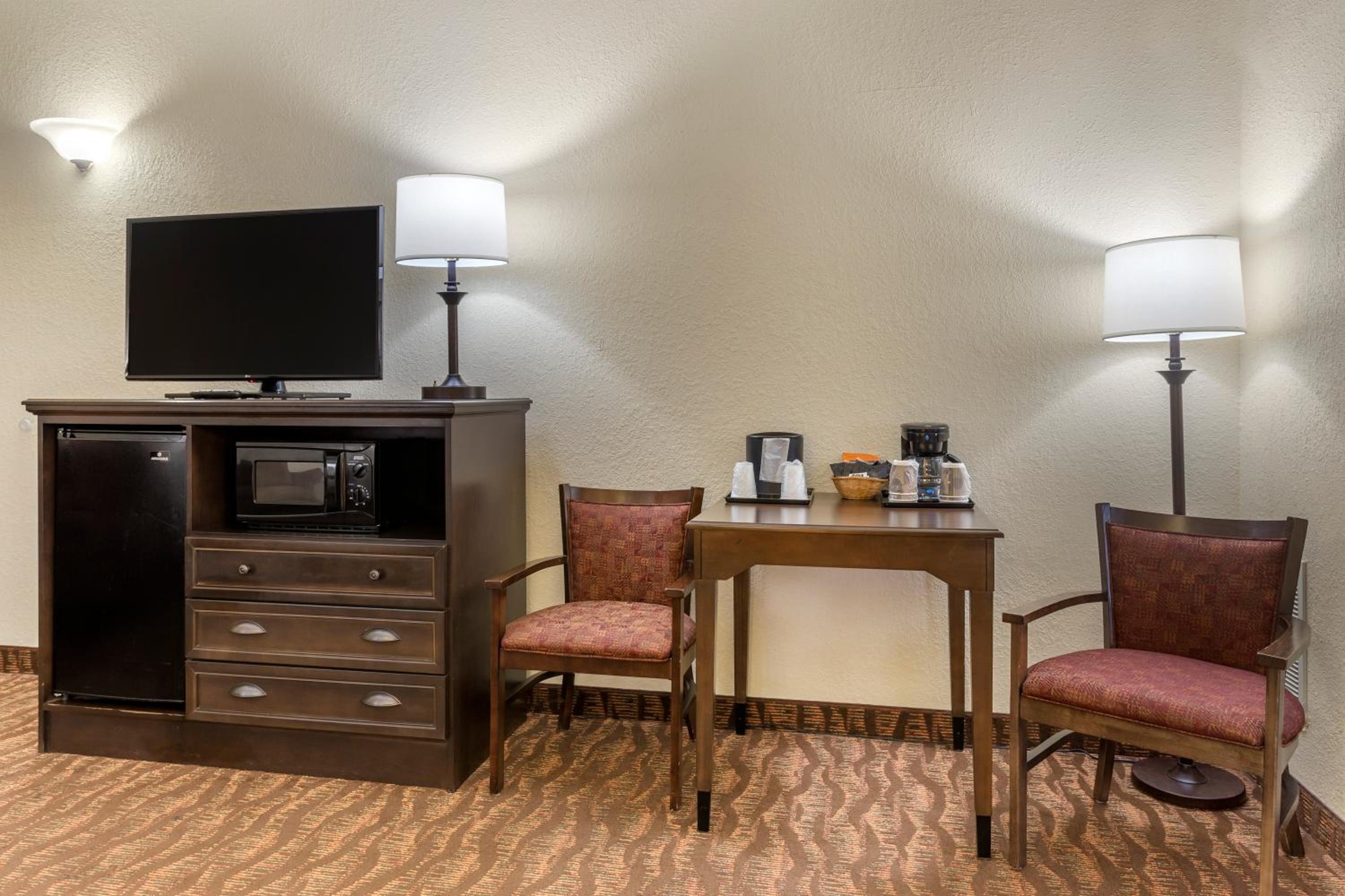 Queen Suite with Two Queen Beds - Non-Smoking - Photo 4
