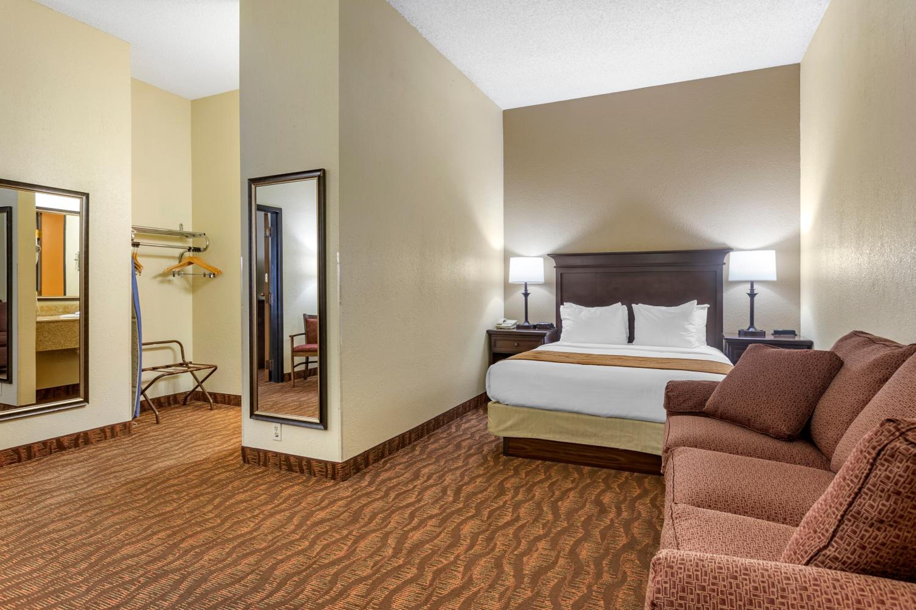 Queen Suite with Two Queen Beds - Non-Smoking - Photo 1
