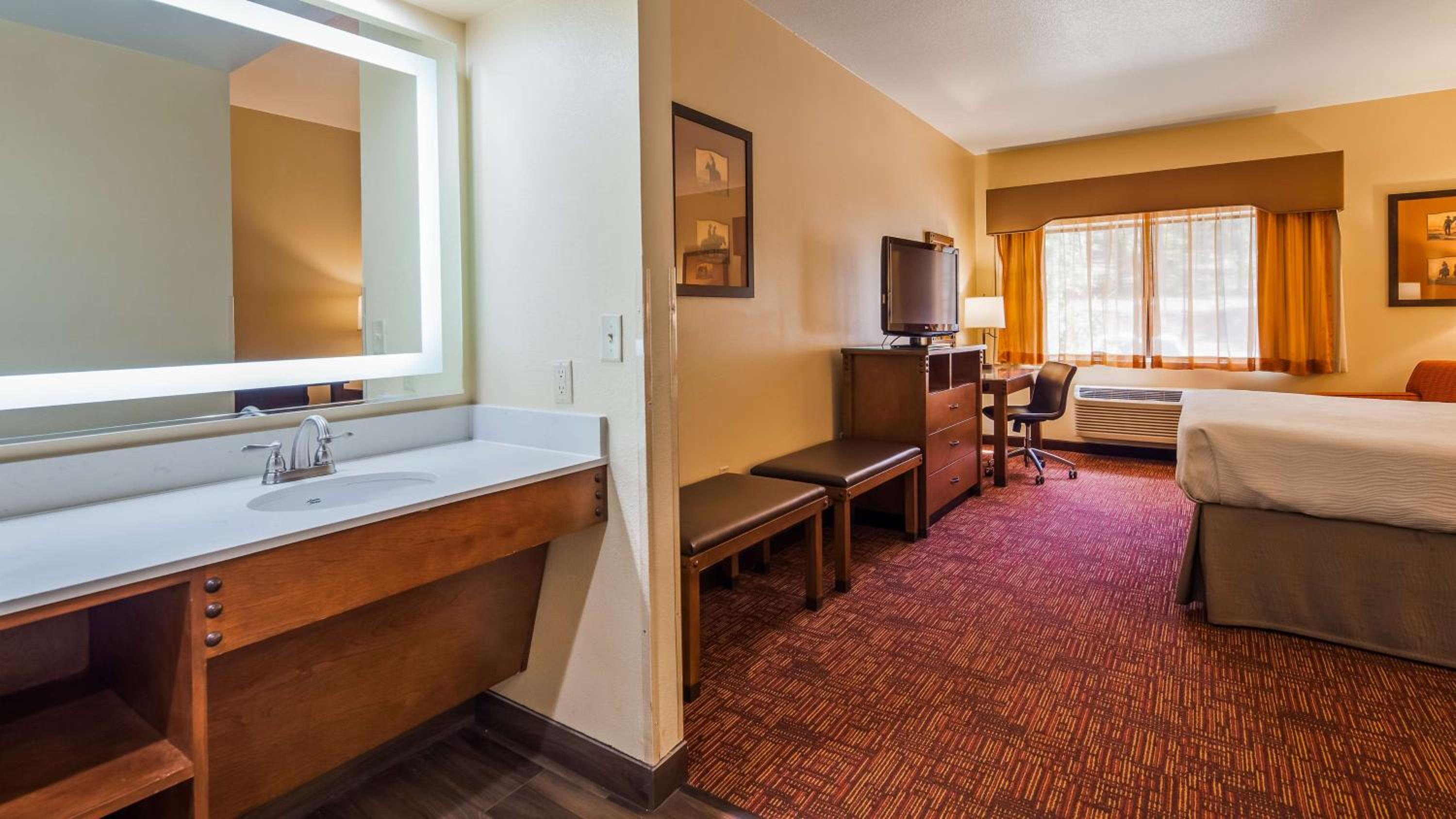 King Room with Roll in Shower - Mobility Access - Pet Friendly photo 2