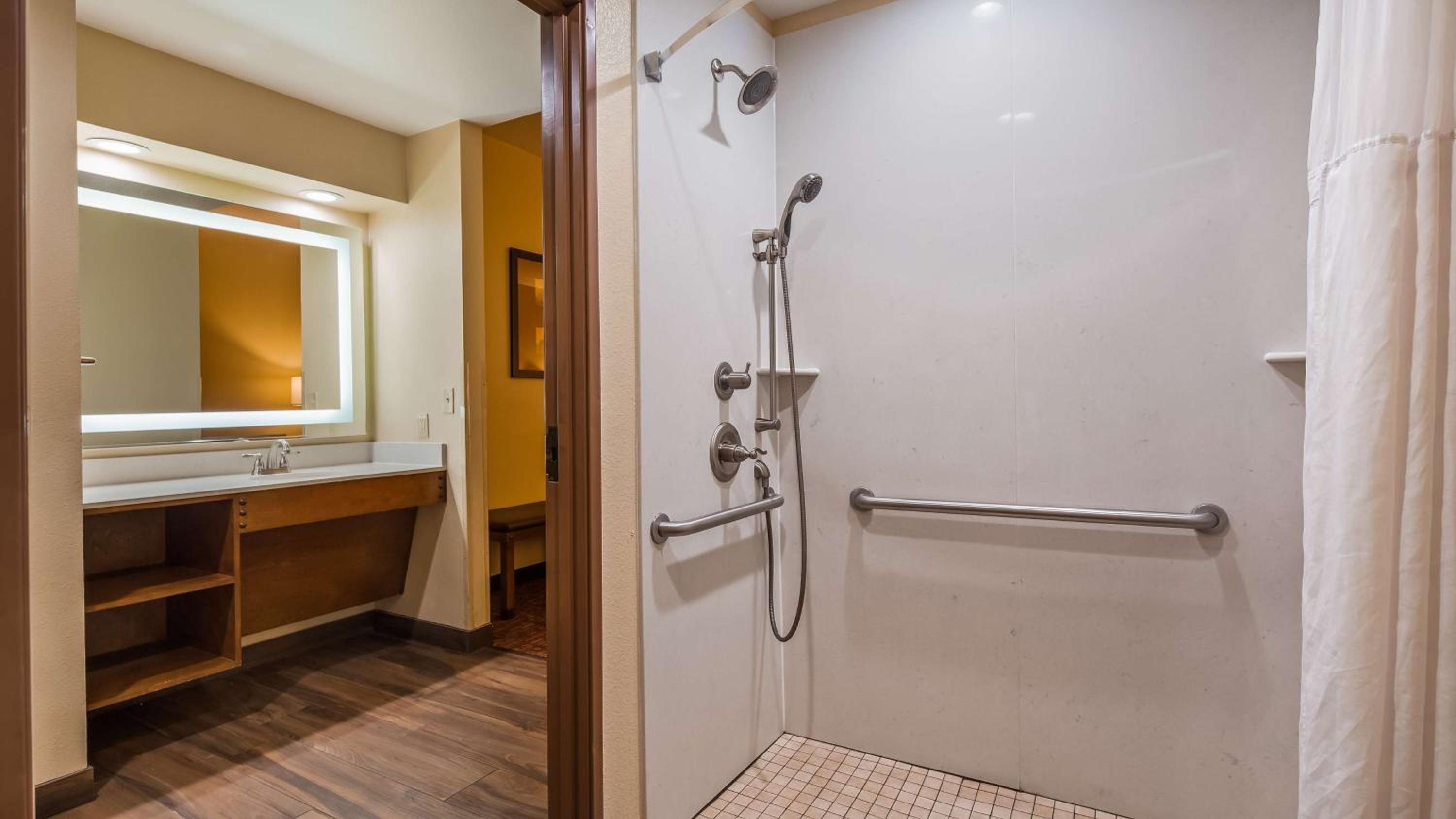 King Room with Roll-In Shower - Mobility Access/Communication Assistance photo 2