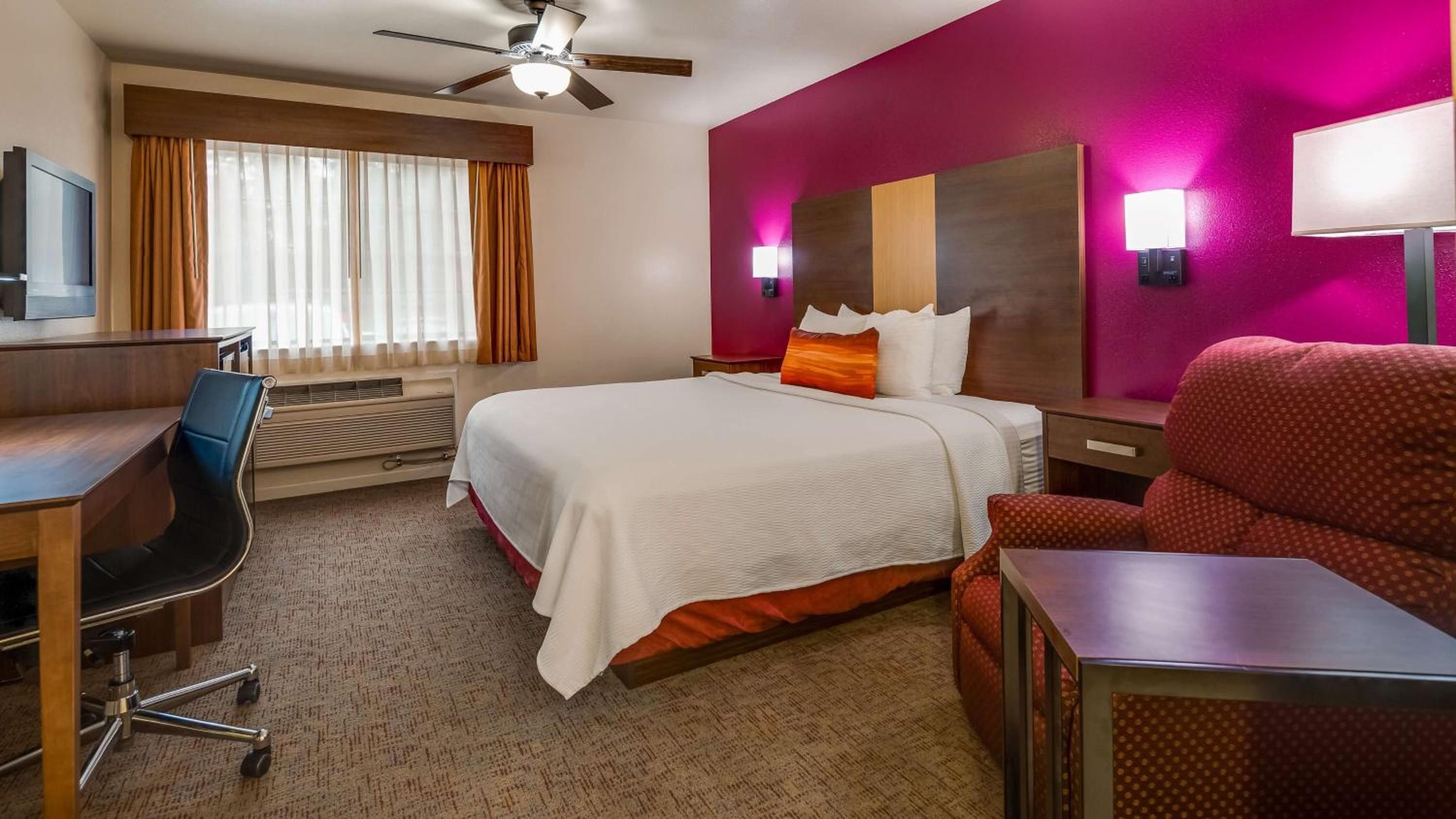 King Room with Roll-in Shower - Disability Access/Non-Smoking