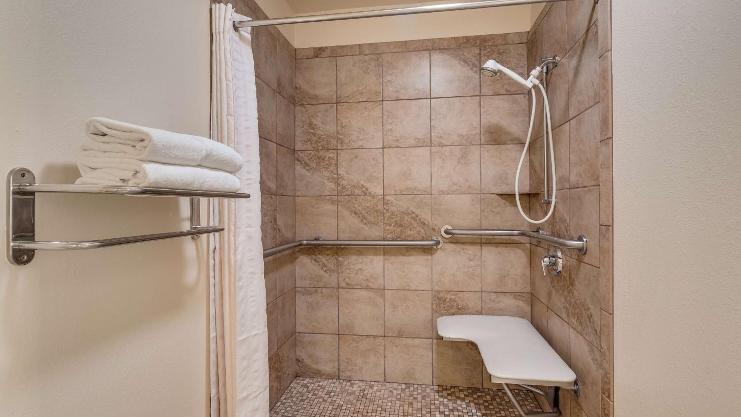 Queen Room with Two Queen Beds and Roll-In Shower - Mobility Access/Non-Smoking
