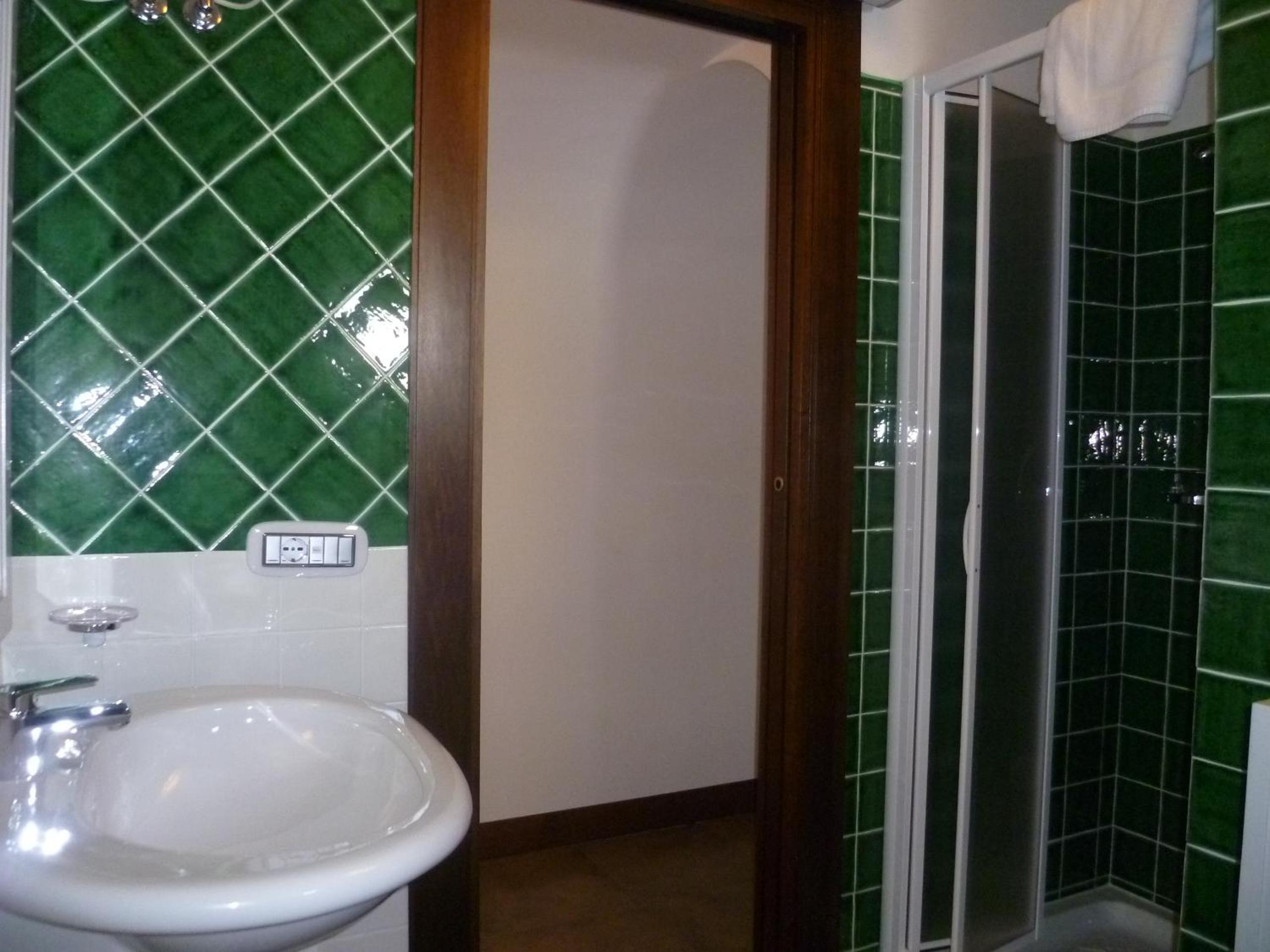 Quadruple Room with Balcony - Photo 8
