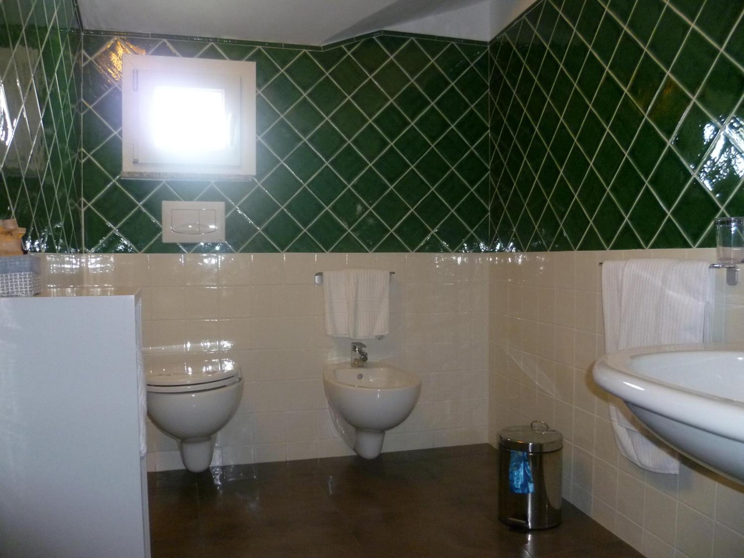 Quadruple Room with Balcony - Photo 5