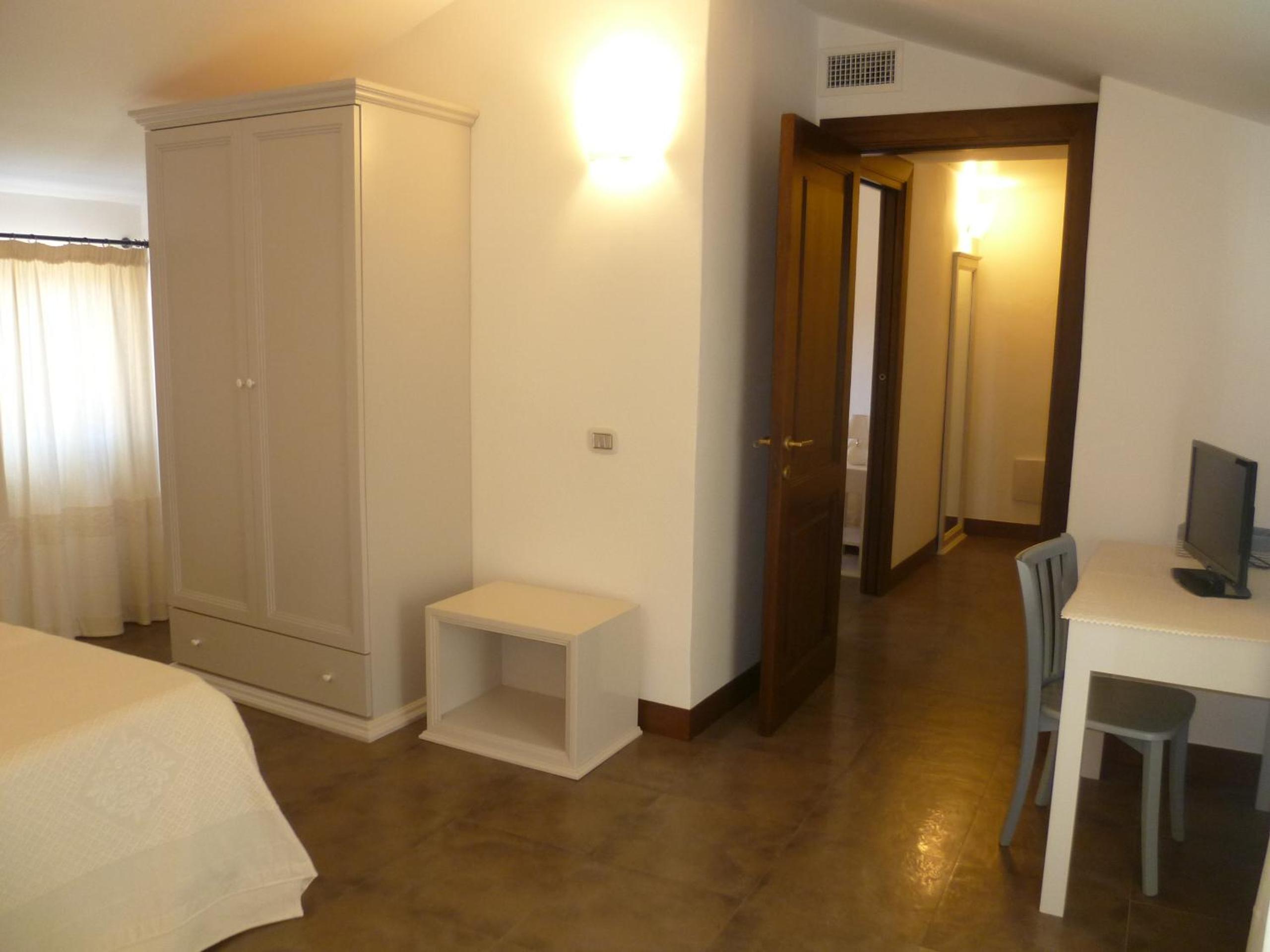 Quadruple Room with Balcony - Photo 4
