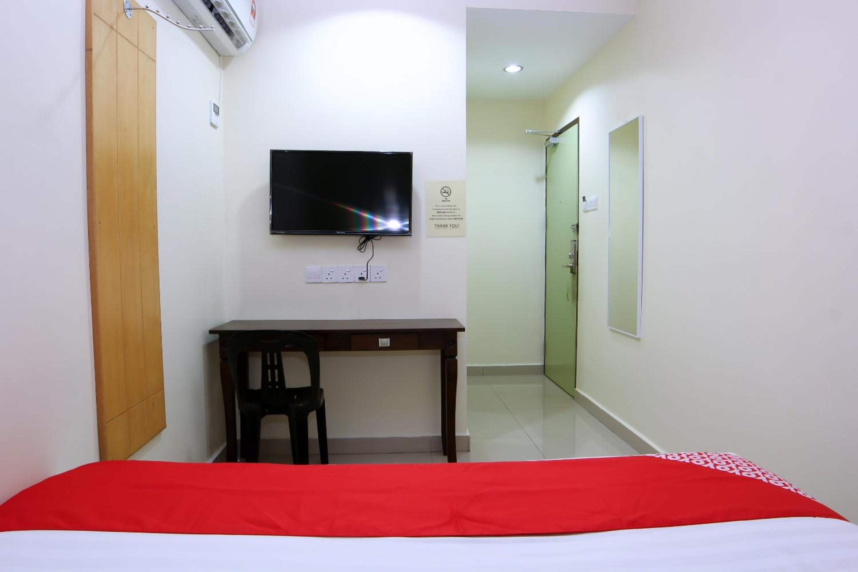 Standard Queen Room - Photo 8
