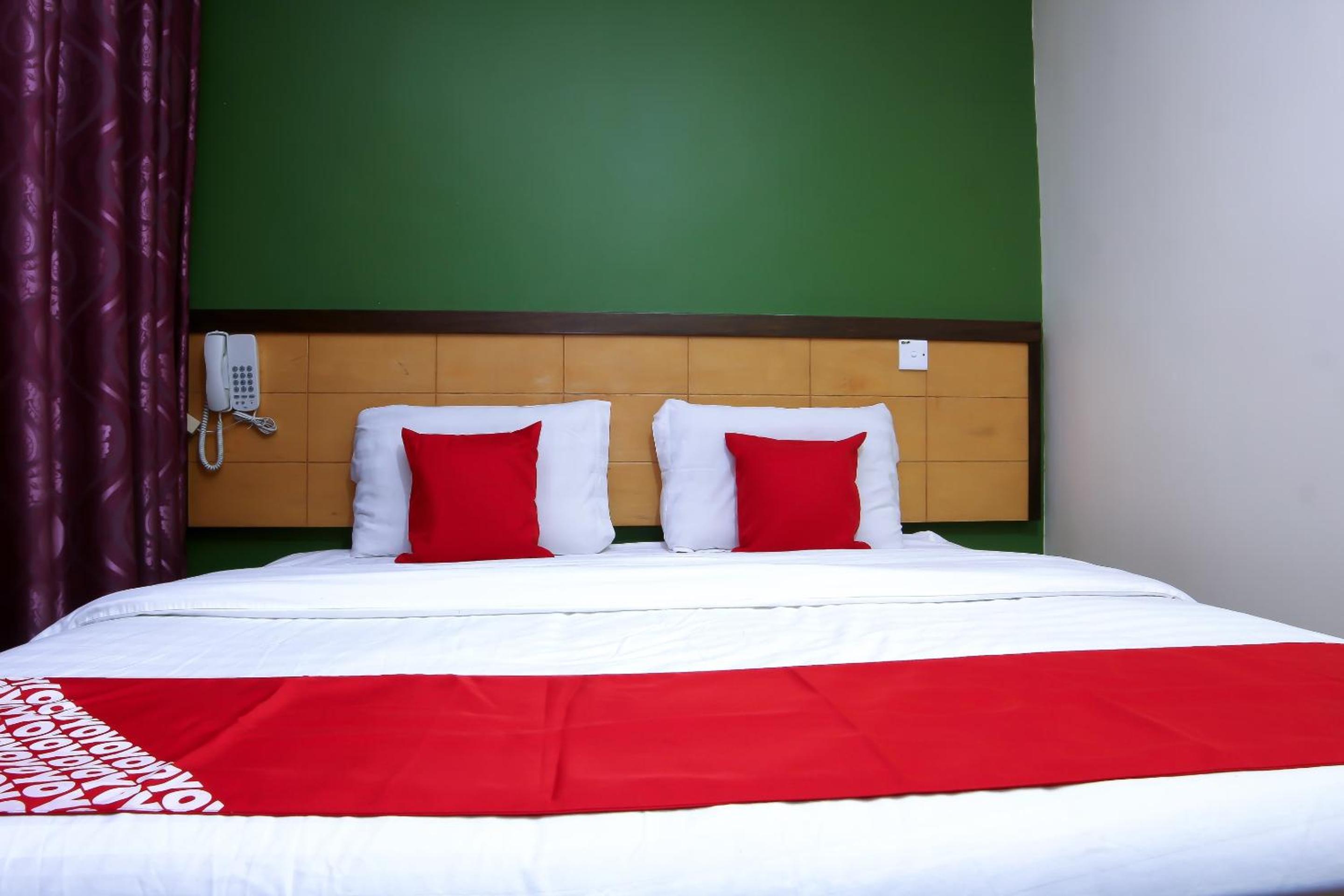 Deluxe King Room - Photo 2