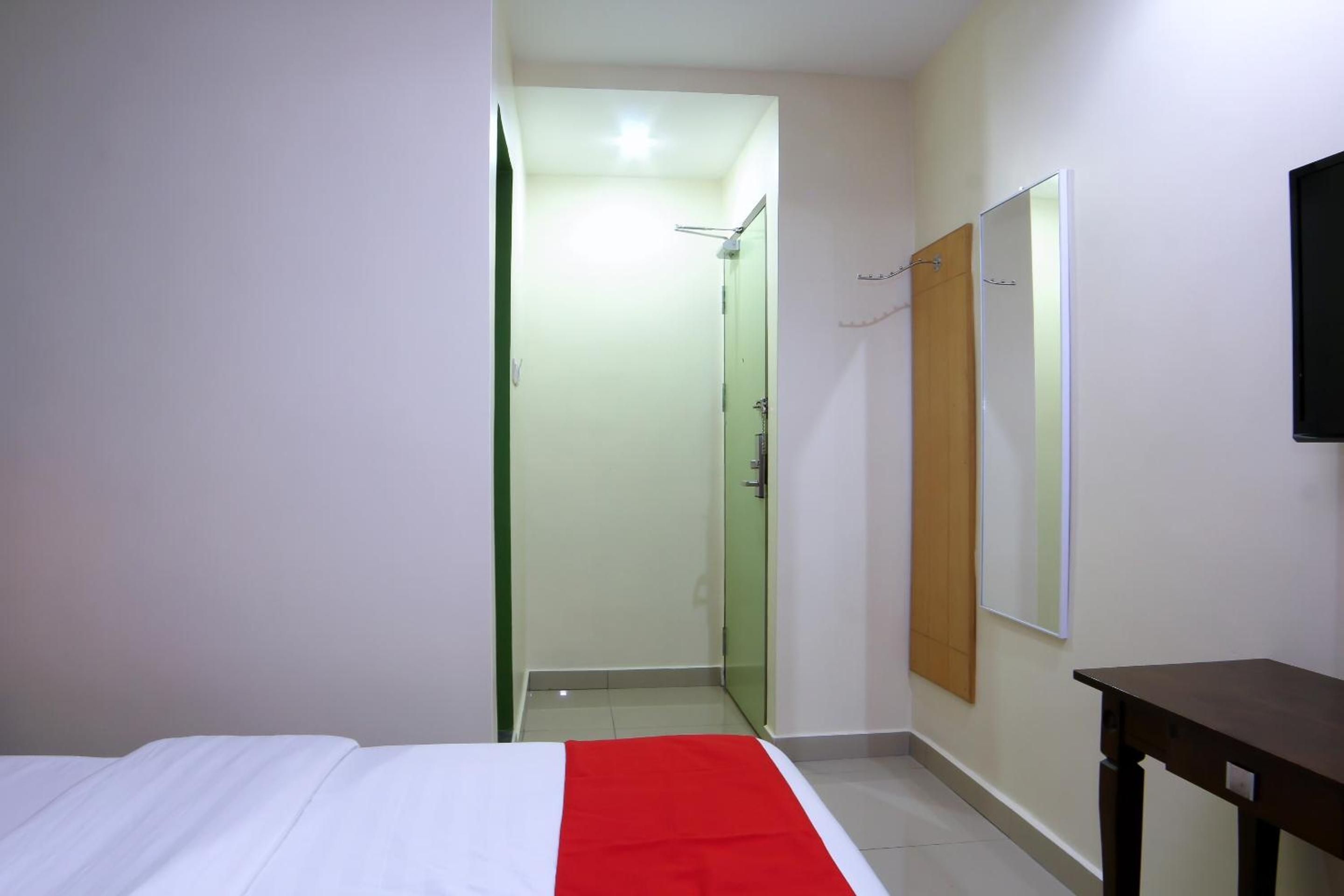 Deluxe King Room - Photo 5