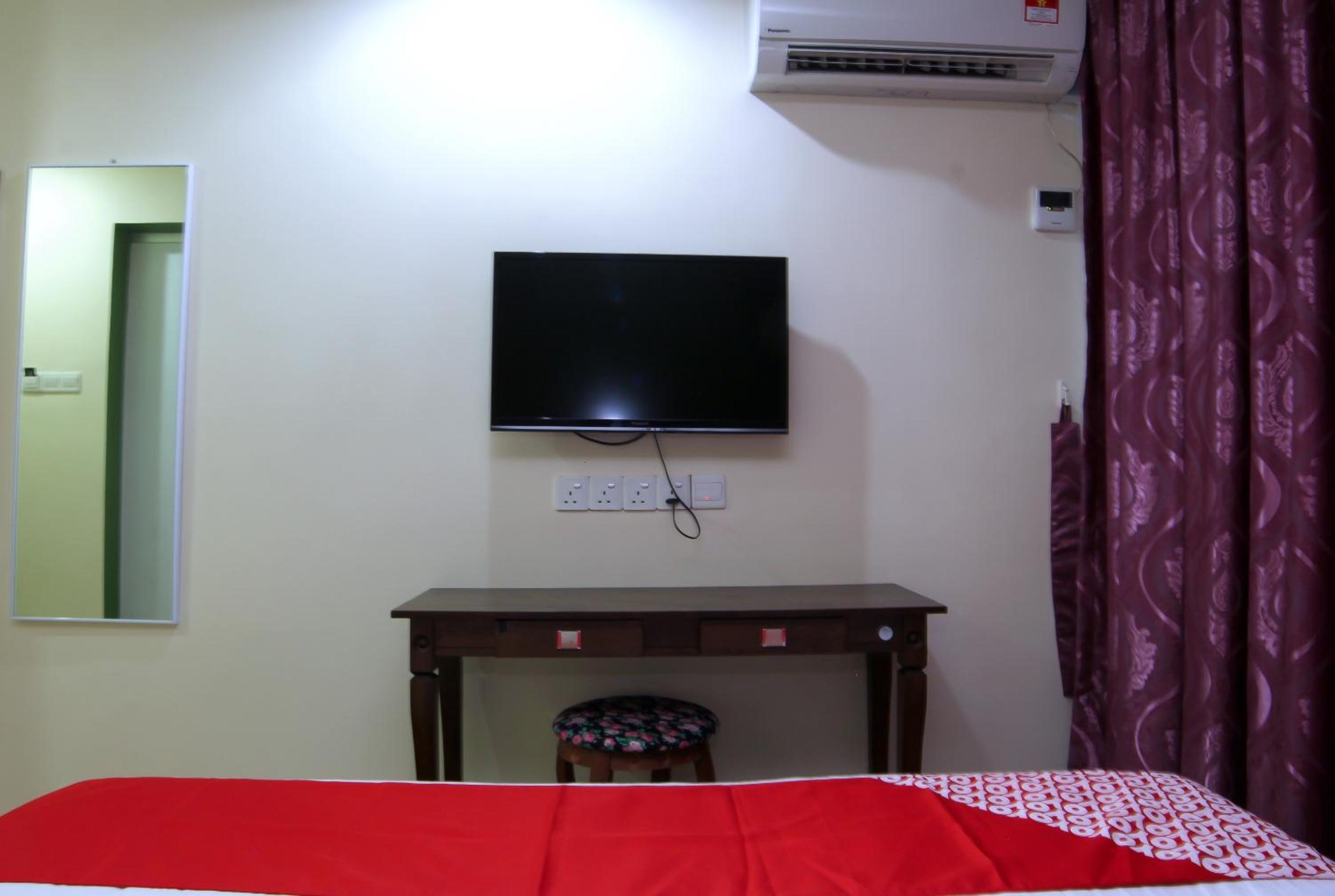 Deluxe King Room - Photo 9
