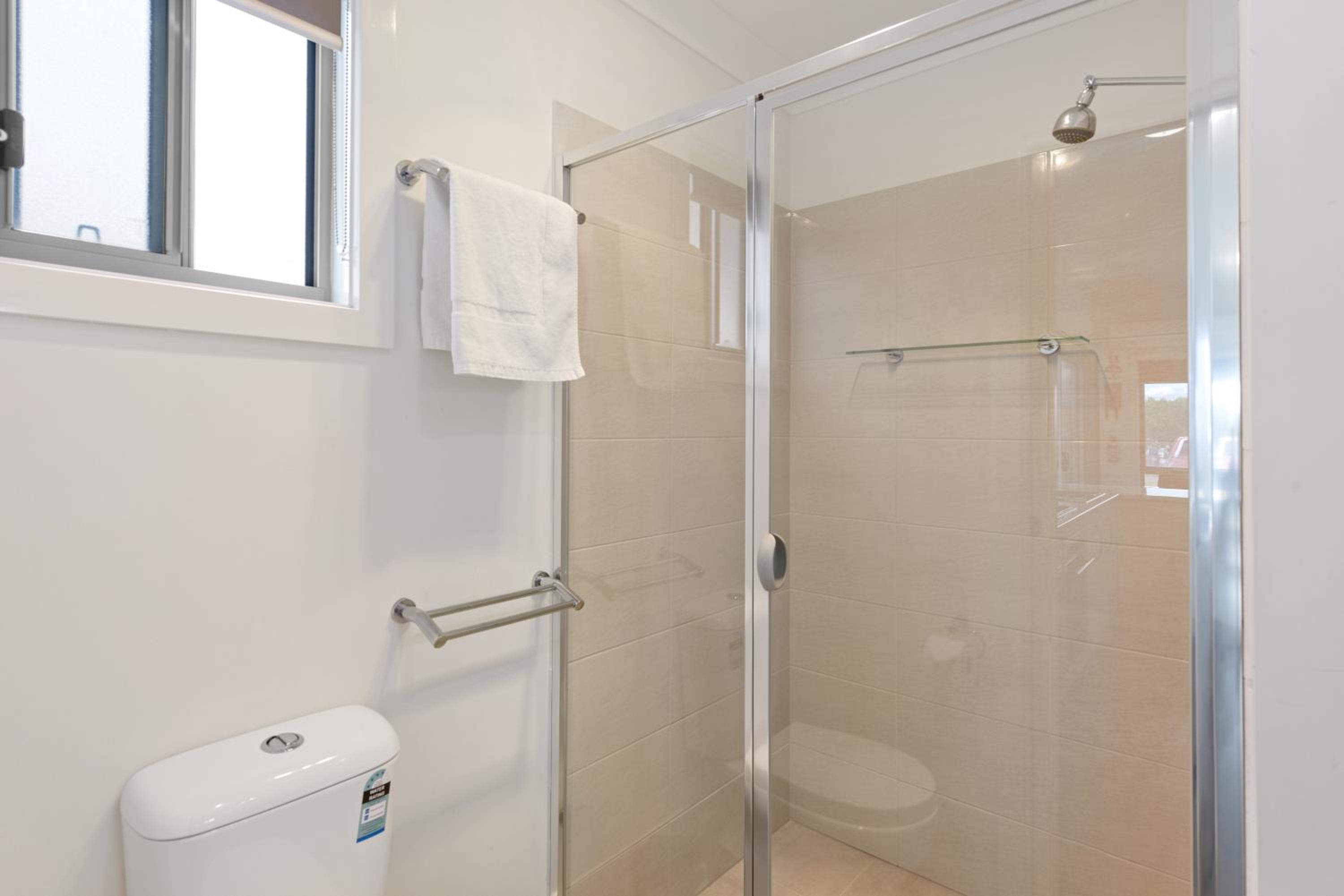 Deluxe Two-Bedroom Cabin - Sleeps 6 photo 2