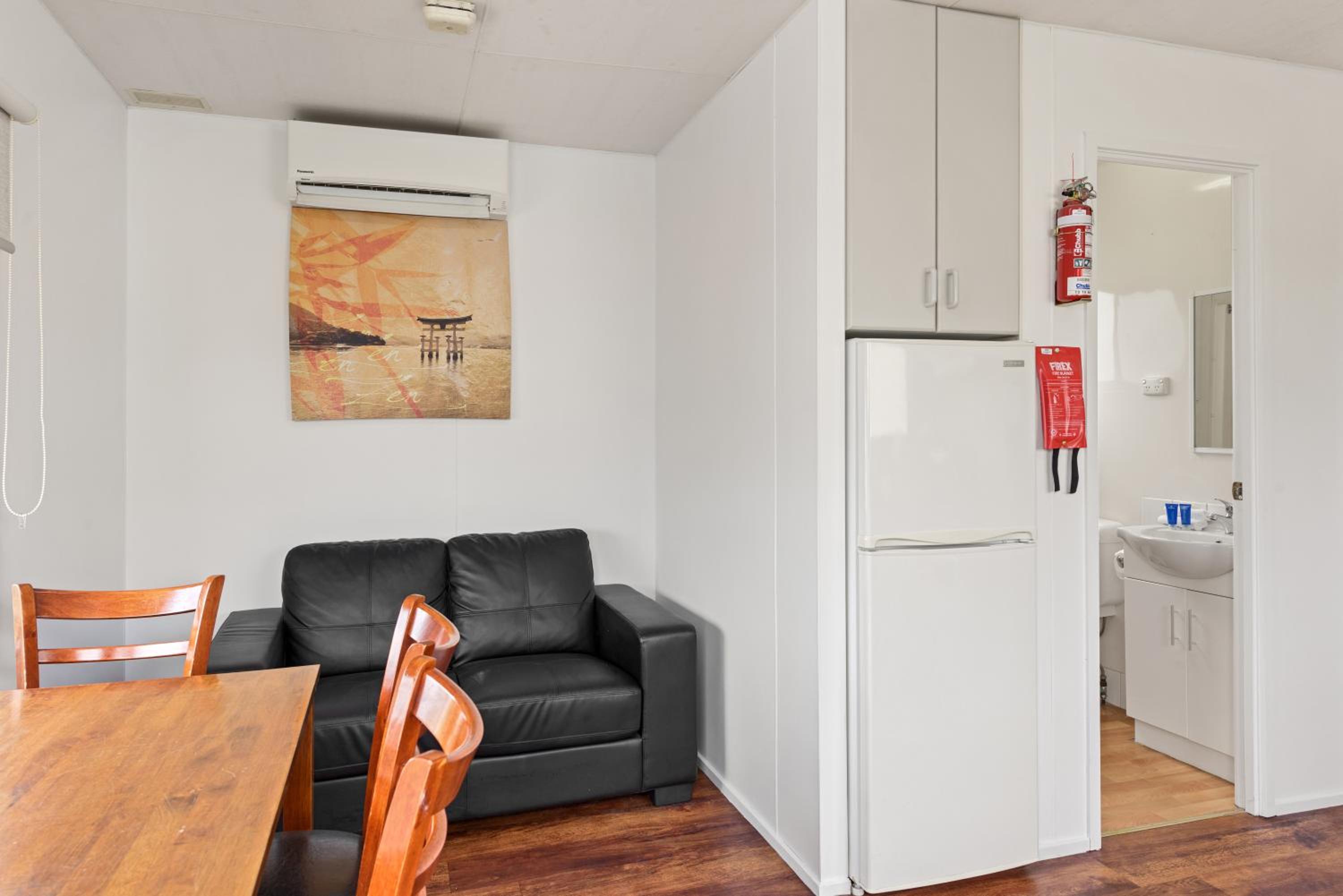 Economy Cabin - Sleeps 6 photo 2