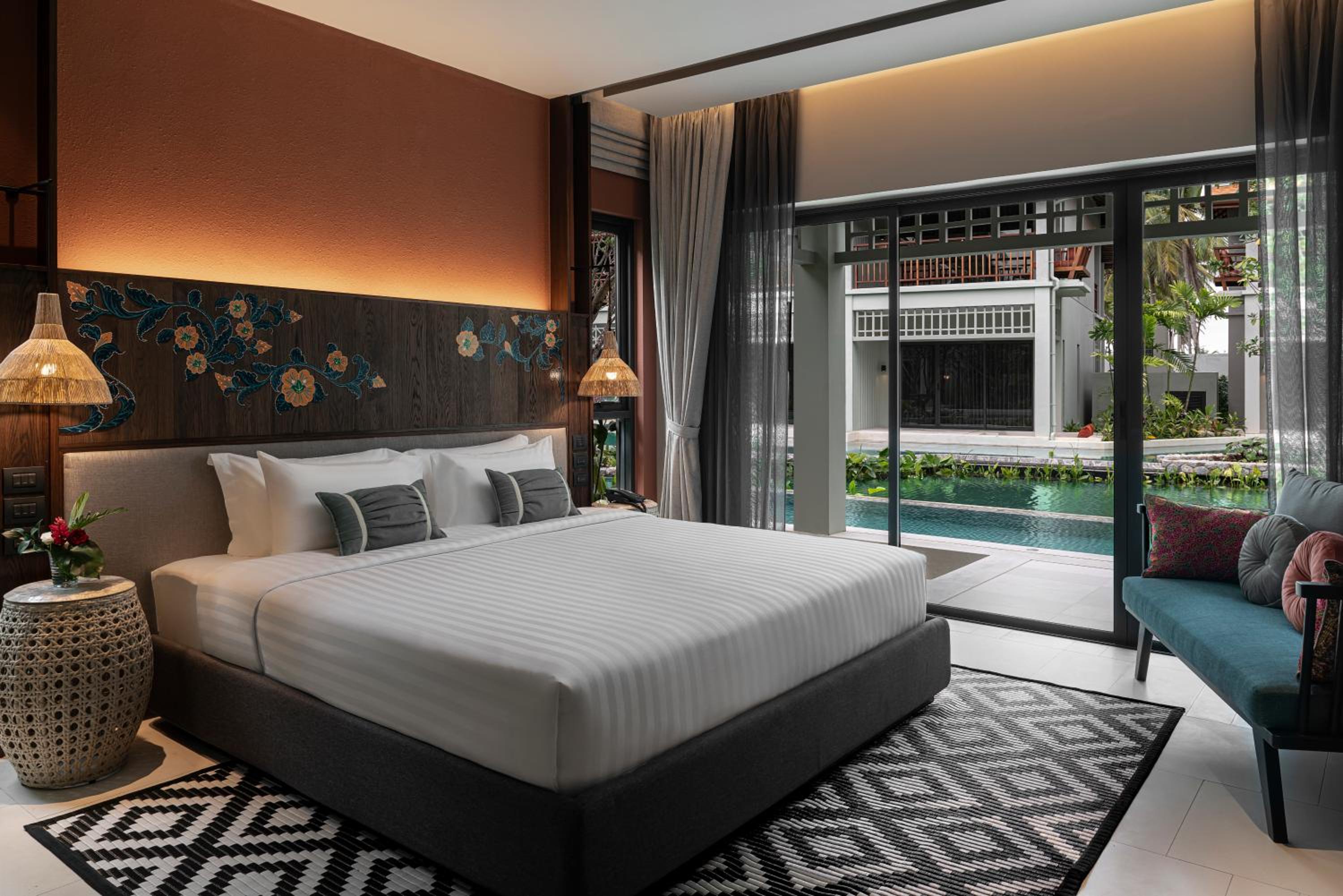 Deluxe King Room with Pool Access - Photo 6