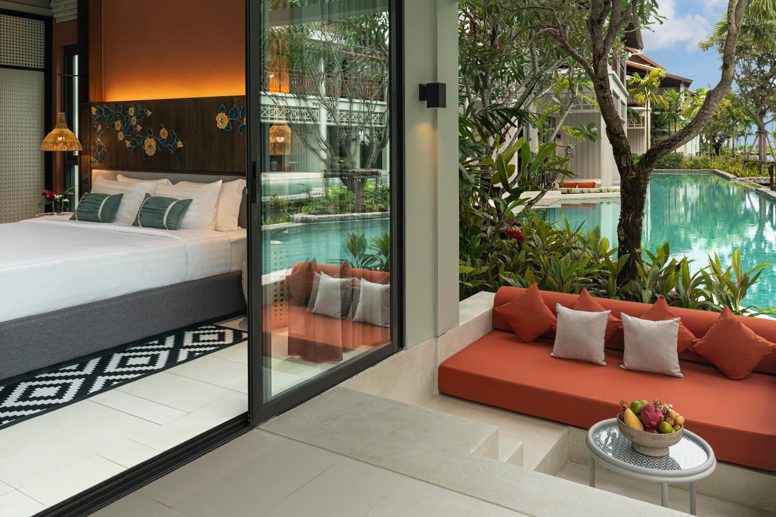 Deluxe King Room with Pool Access - Photo 5