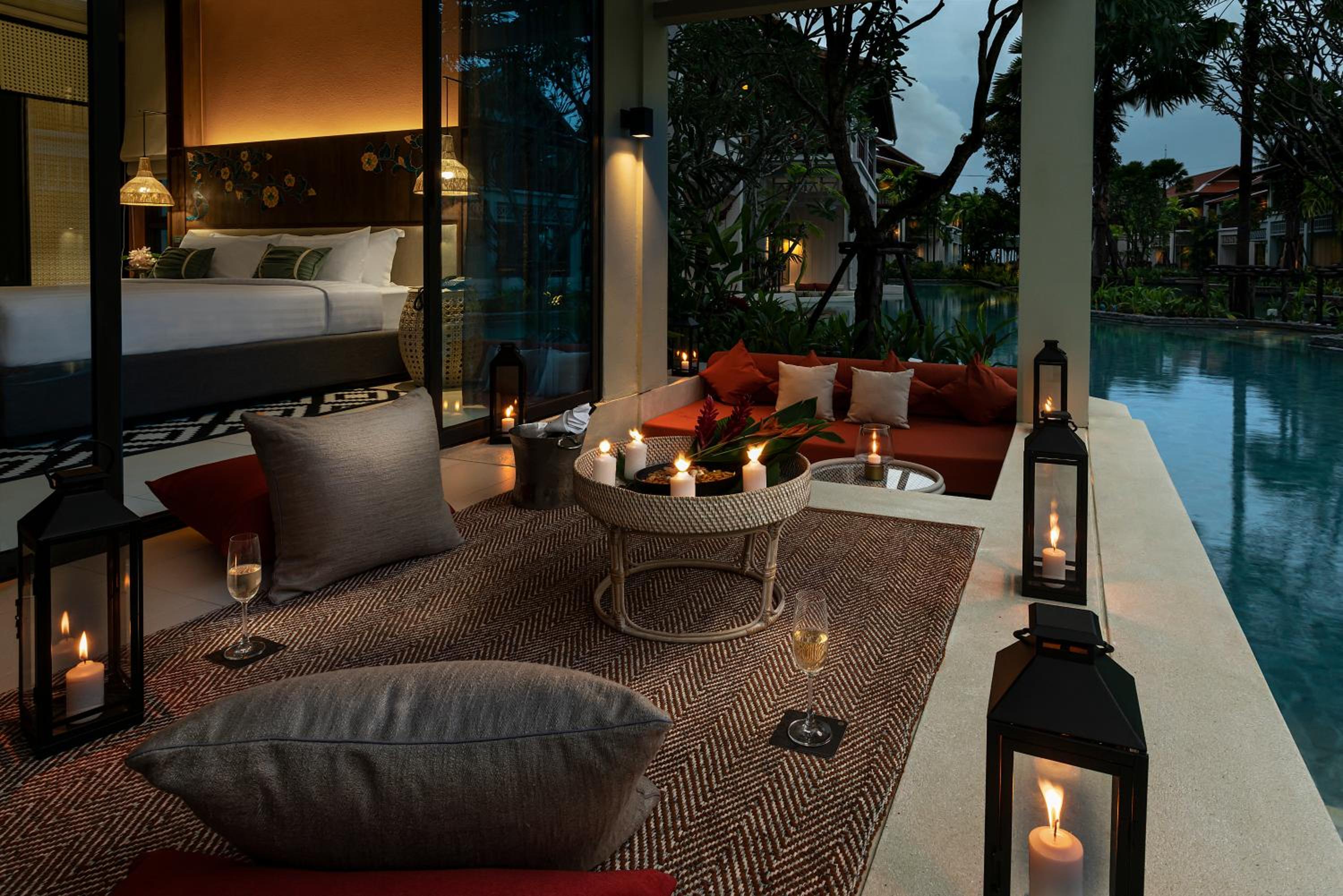 Deluxe King Room with Pool Access - Photo 3
