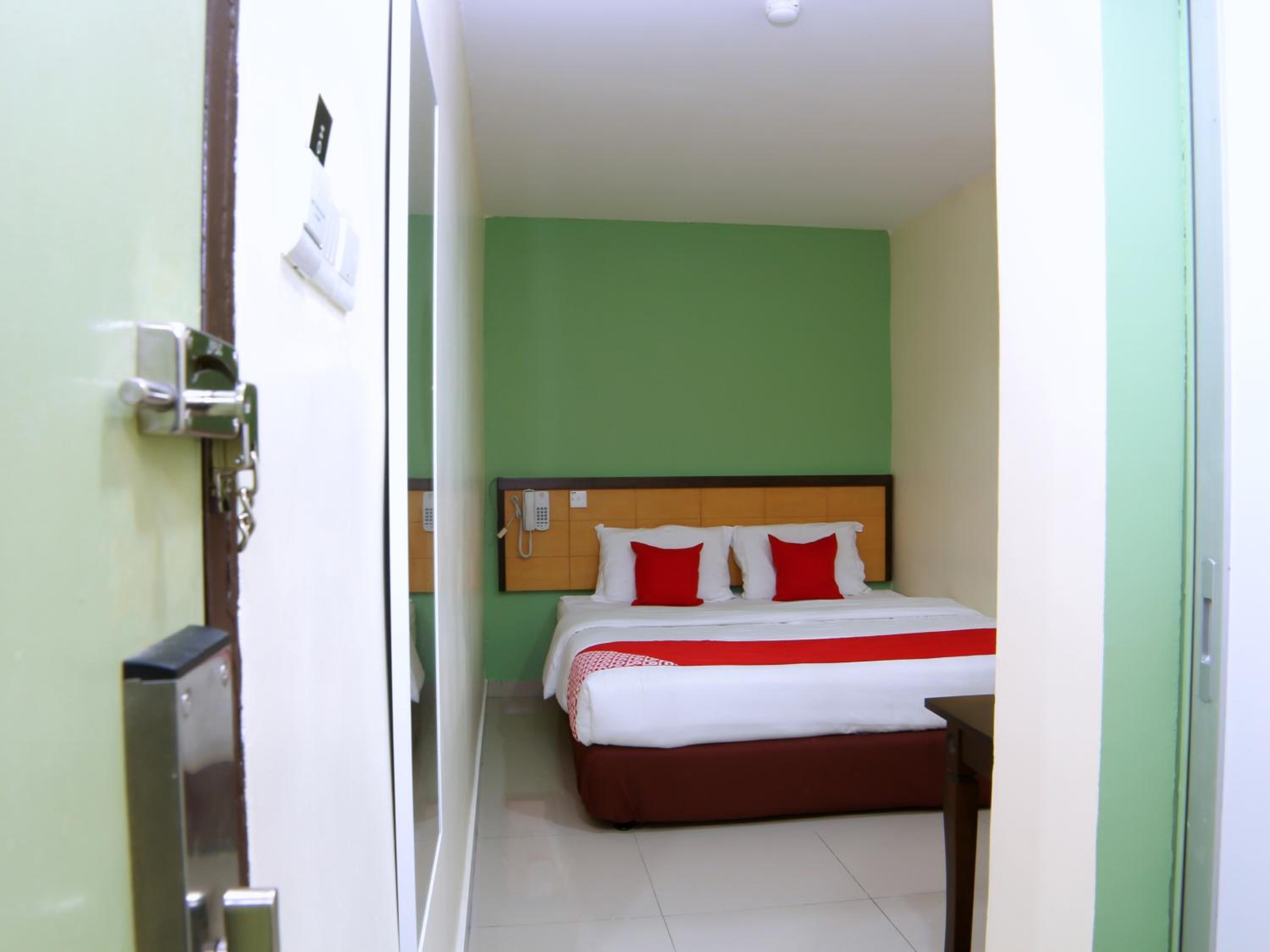 Standard Queen Room - Photo 11