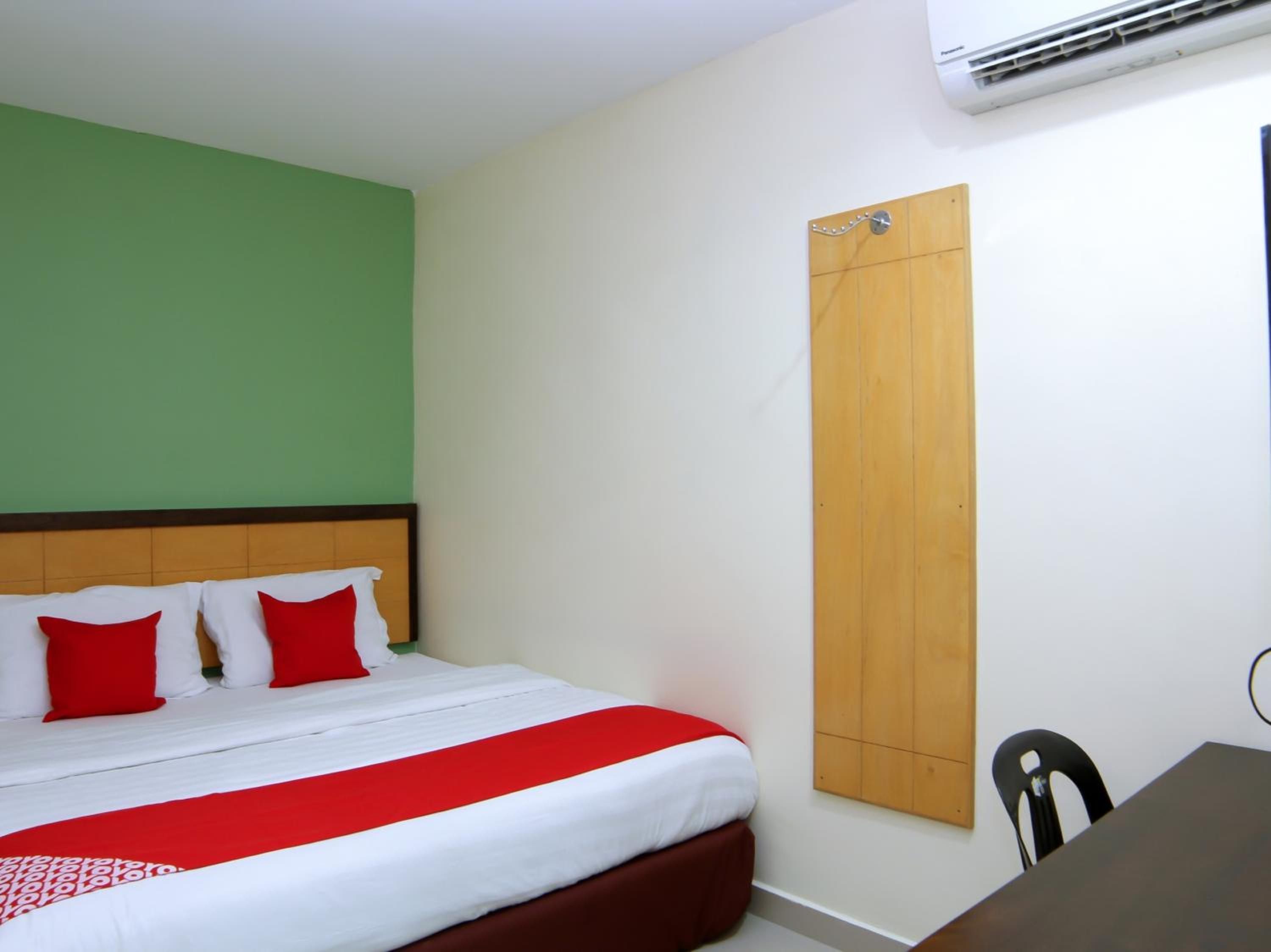 Standard Queen Room - Photo 12